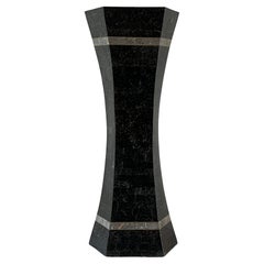 Ungewöhnliche Post Modern Tessellated Stone Pedestal Inlaid Messing