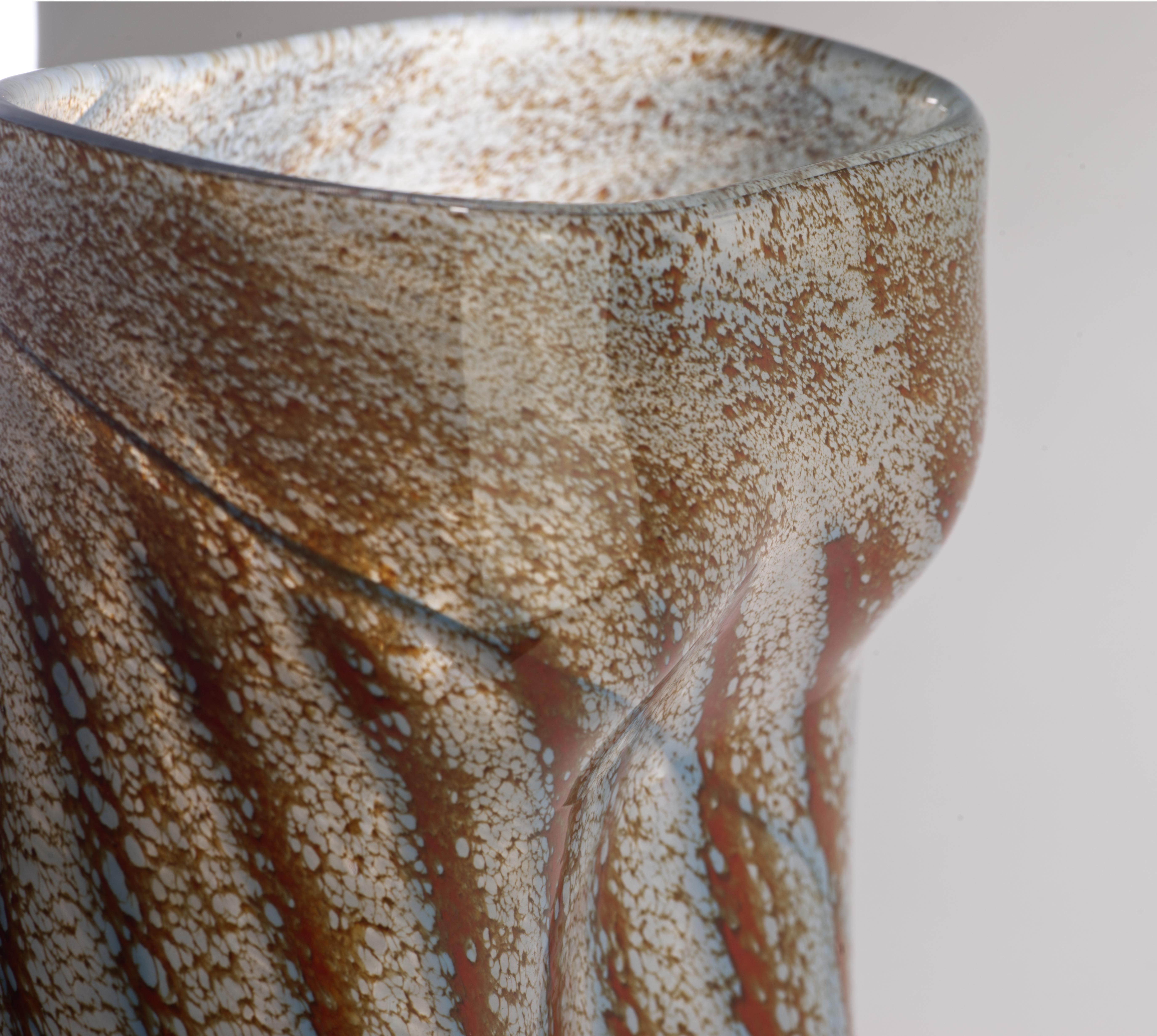 20ième siècle Vase figuratif postmoderne inhabituelantsants «ants », verre d'art soufflé à la main en vente