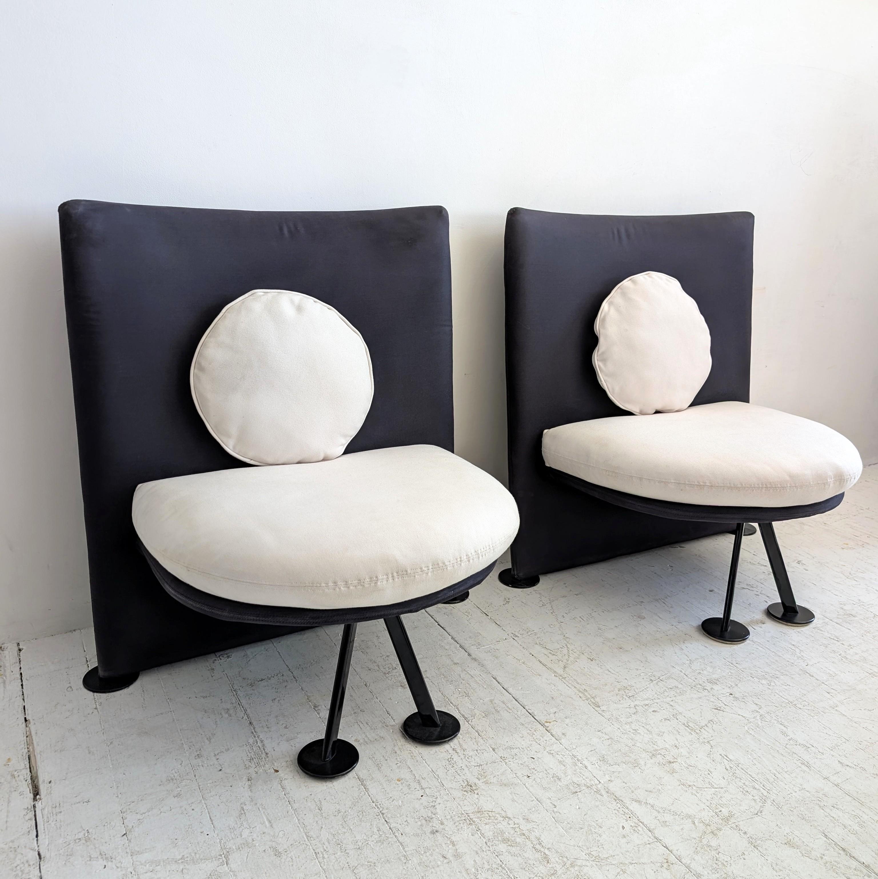 Sedie lounge postmoderne, due disponibili. Il prezzo si intende per sedia.
Tessuto blu e bianco con gambe in acciaio nero e grandi piedi a disco. 
Lo stile è simile a quello delle sedie 