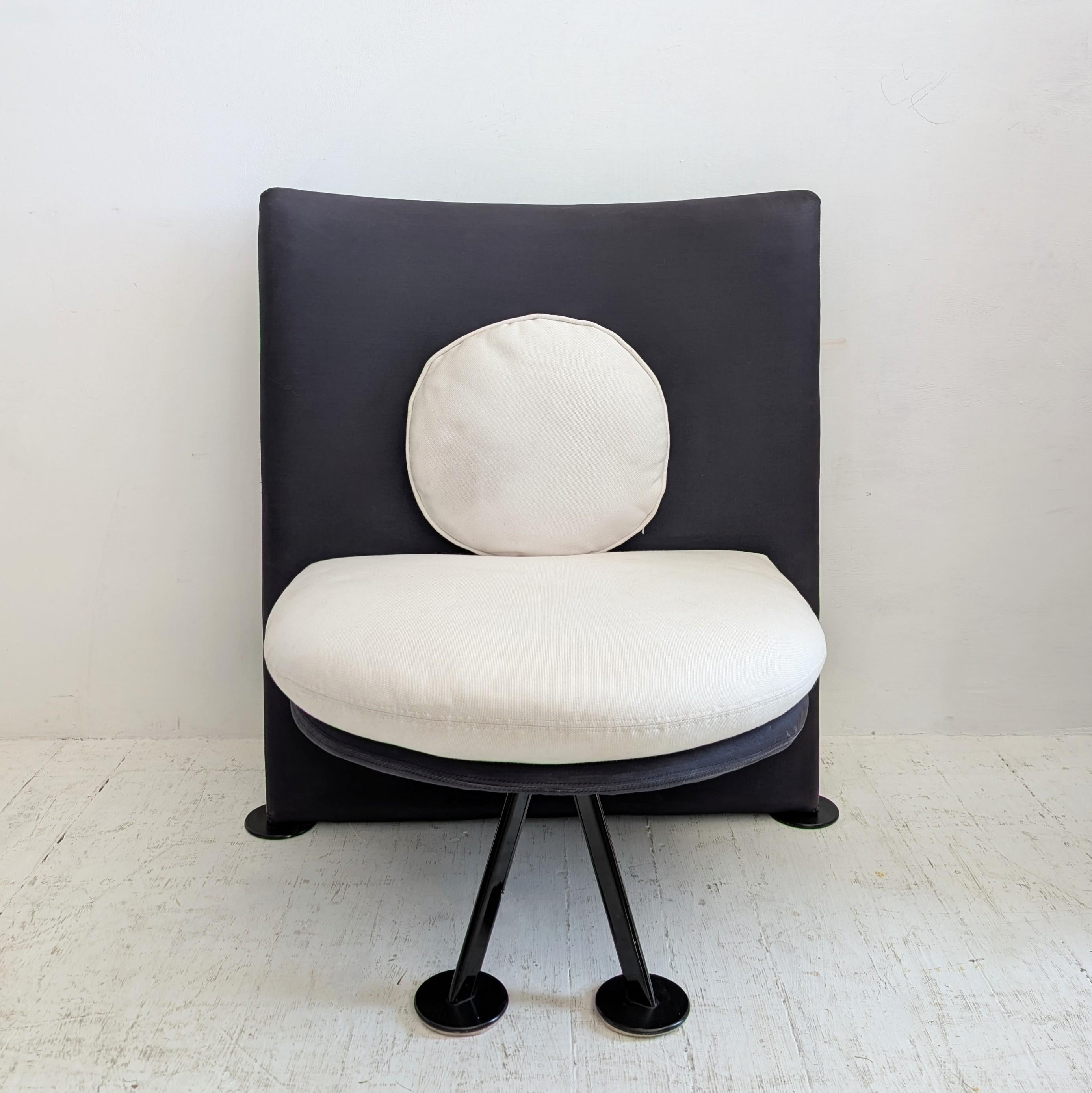 Italiano Insolite sedie da salotto postmoderne, stile Starck Miss Wirt, anni '80. Due disponibili in vendita