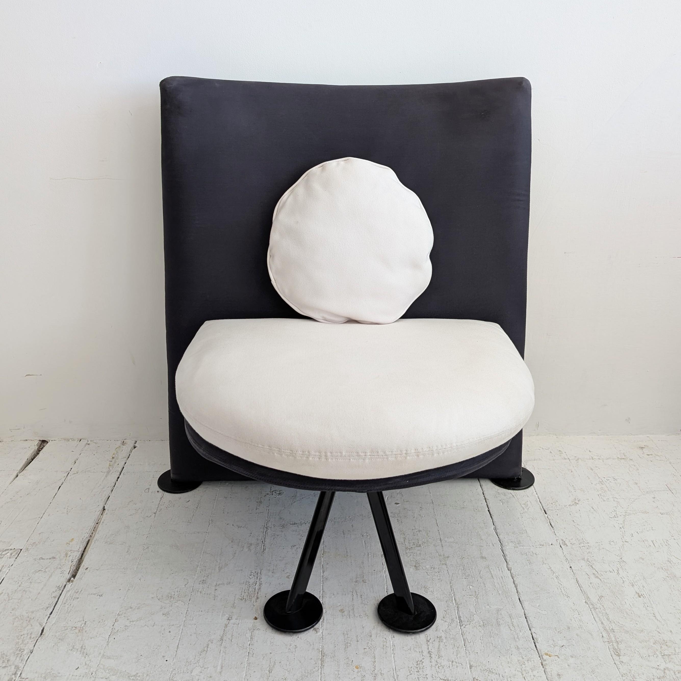 Insolite sedie da salotto postmoderne, stile Starck Miss Wirt, anni '80. Due disponibili in vendita 1