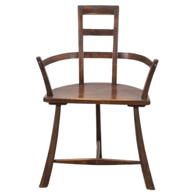 Ein charmanter primitiver schwedischer / skandinavischer Sessel aus dem frühen 19. Jahrhundert. Tolle Patina und organisches Aussehen. Er ist mehr als ein einfacher Sessel, er hat eine skulpturale Qualität. Er ist nicht nur schön, sondern mit seinen