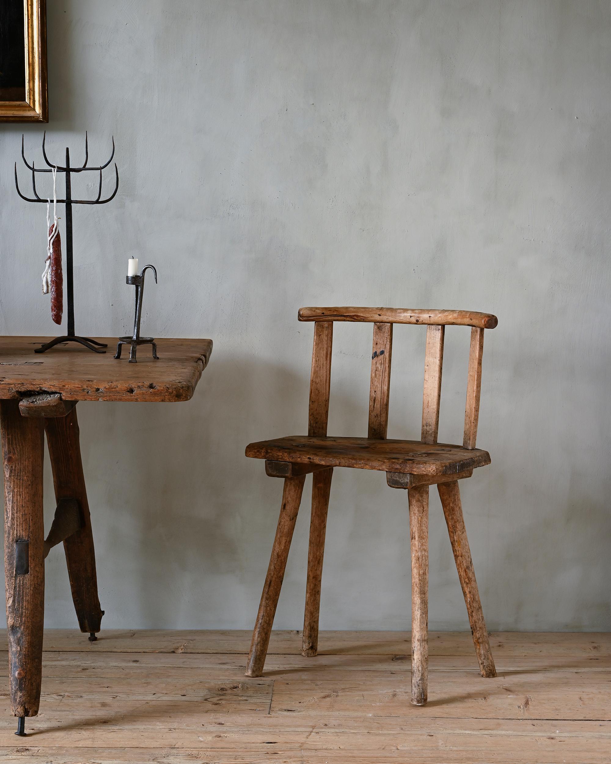 Ungewöhnlicher schwedischer primitiver Stuhl des 19. Jahrhunderts (Volkskunst) im Angebot