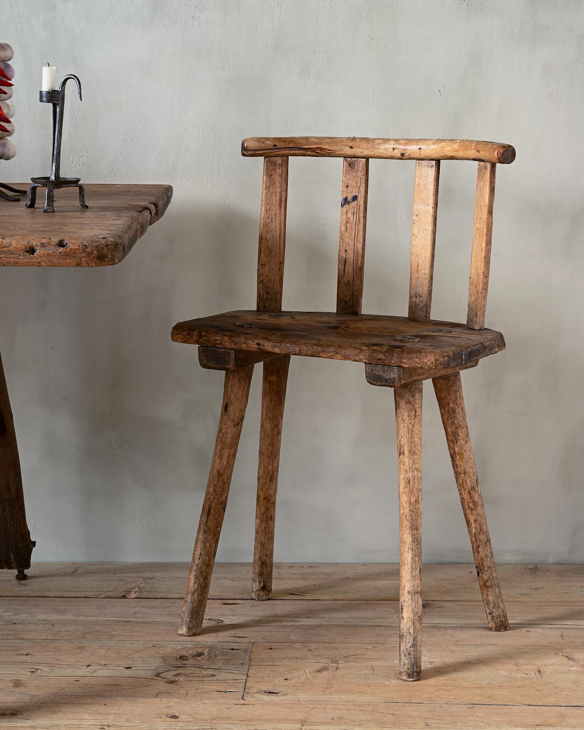 Ungewöhnlicher schwedischer primitiver Stuhl des 19. Jahrhunderts (Handgefertigt) im Angebot