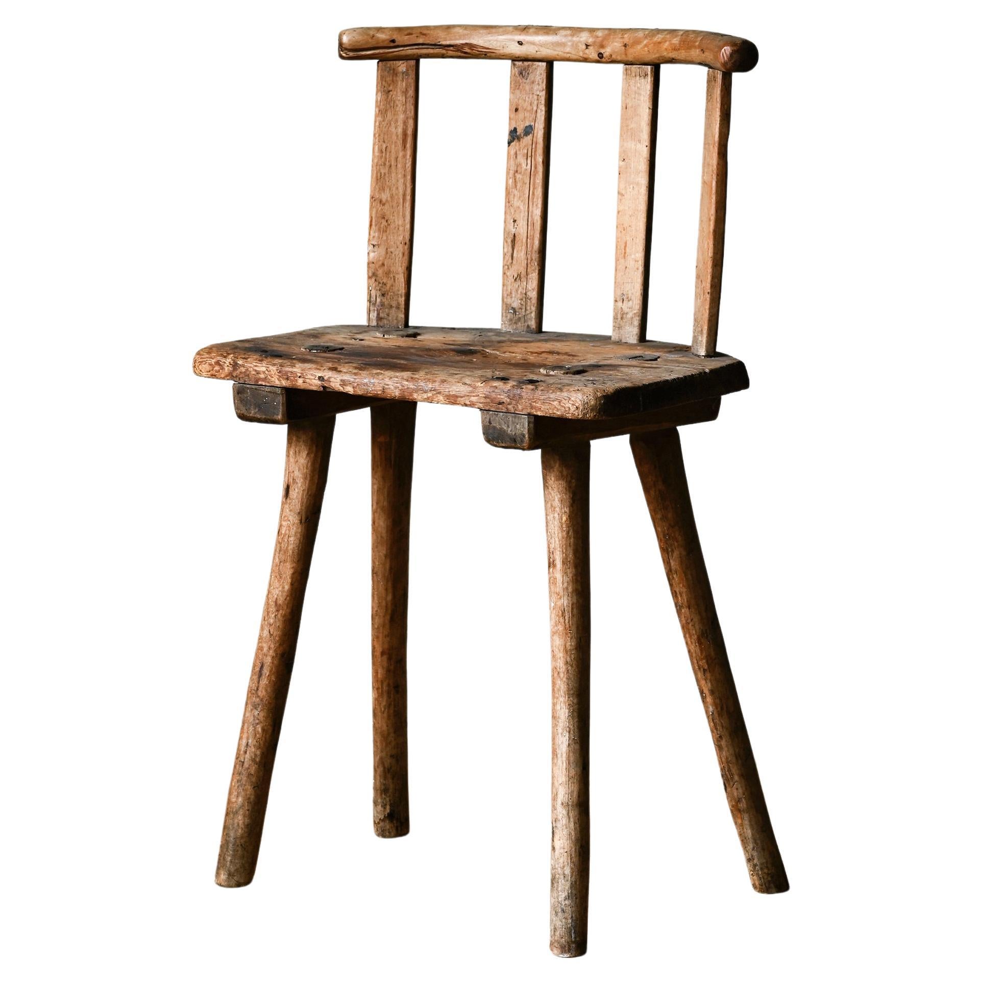 Ungewöhnlicher schwedischer primitiver Stuhl des 19. Jahrhunderts
