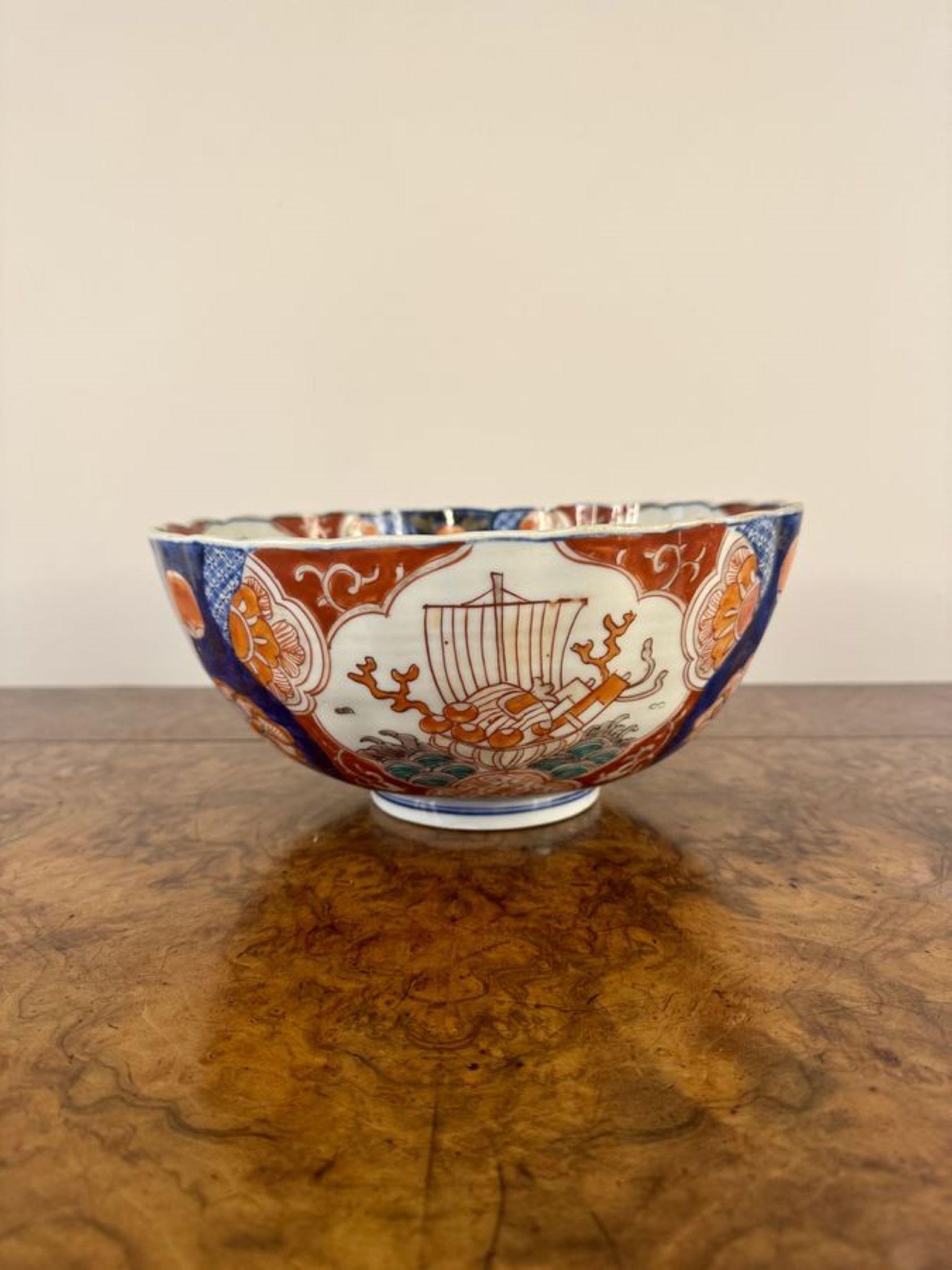 Cuenco imari japonés antiguo de calidad inusual, con borde ondulado, decorado con flores, volutas, barcos y mar en impresionantes colores rojo, azul, verde y blanco.

D. 1900