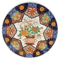 Cargador imari japonés antiguo de calidad inusual