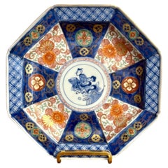 Antiker japanischer Imari-Teller in sechseckiger Form von außergewöhnlicher Qualität