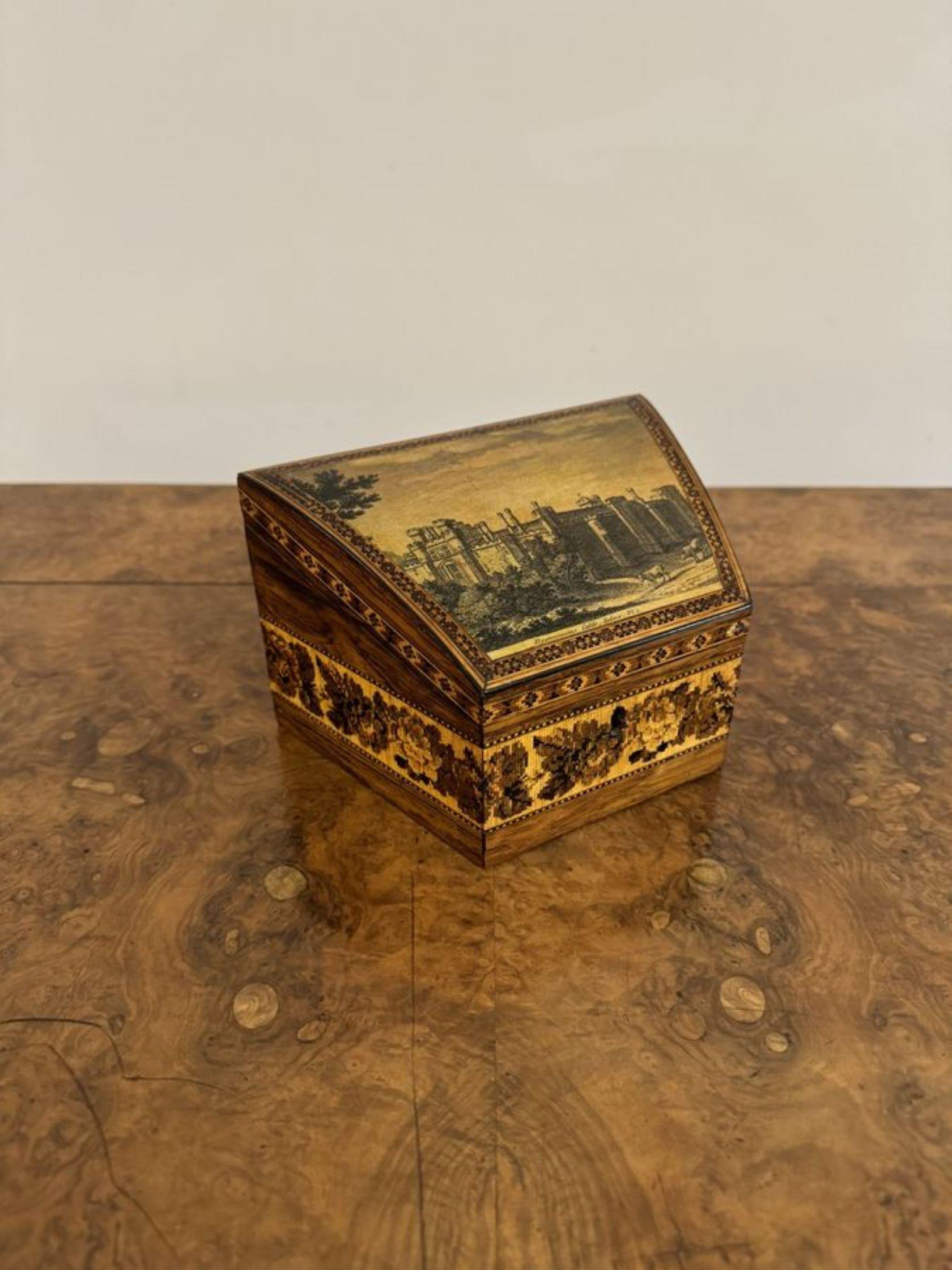 Boîte à papier de forme inhabituelle en porcelaine de Tunbridge de l'époque victorienne. Le couvercle se soulève pour révéler un intérieur bleu avec quatre compartiments ajustés. 

D. 1860