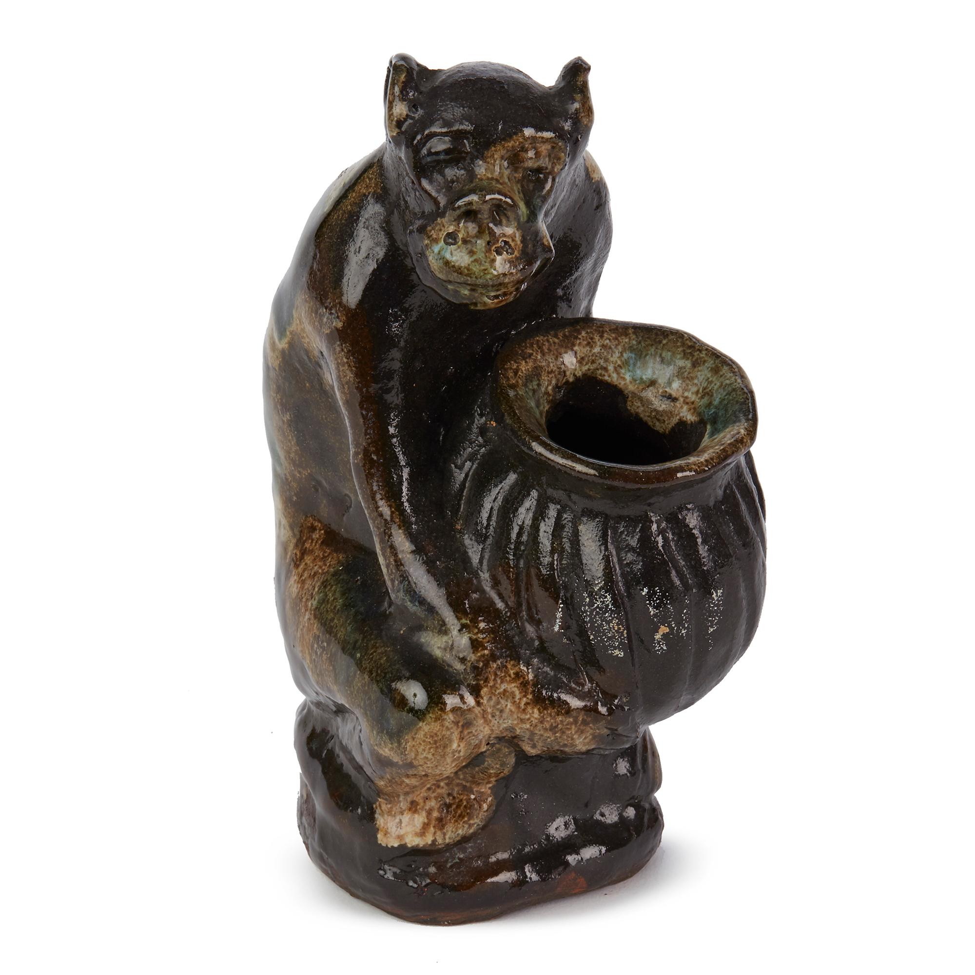 Ungewöhnliche Qualität glasierte Kunst Töpferei Affe hält eine Vase:: 20. Jahrhundert (Moderne der Mitte des Jahrhunderts) im Angebot