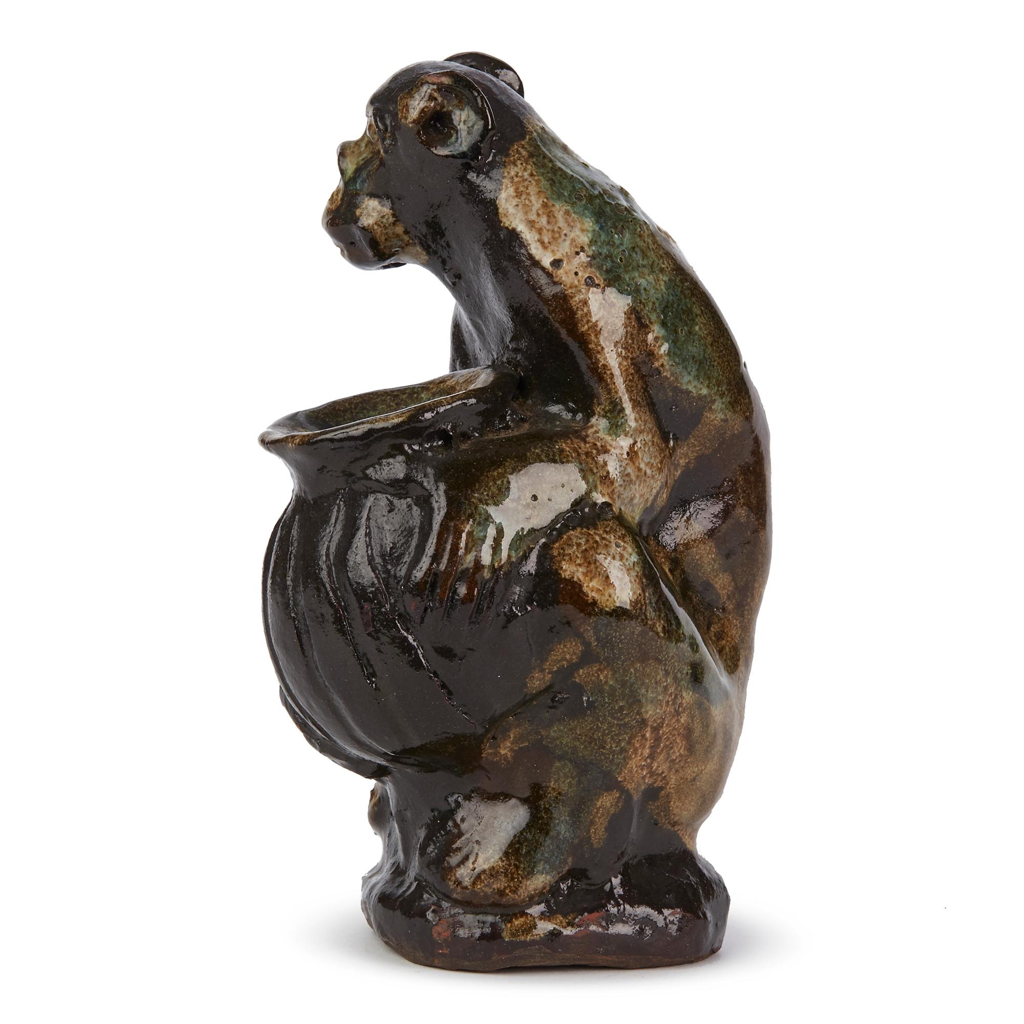 Ungewöhnliche Qualität glasierte Kunst Töpferei Affe hält eine Vase:: 20. Jahrhundert im Angebot 1