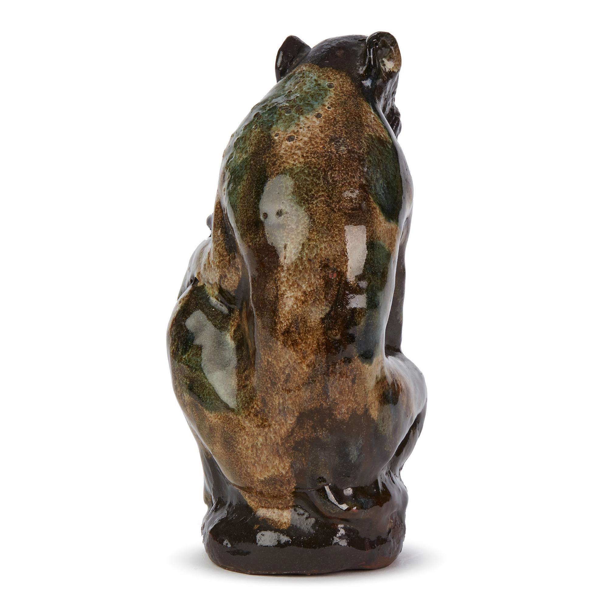 Ungewöhnliche Qualität glasierte Kunst Töpferei Affe hält eine Vase:: 20. Jahrhundert im Angebot 2