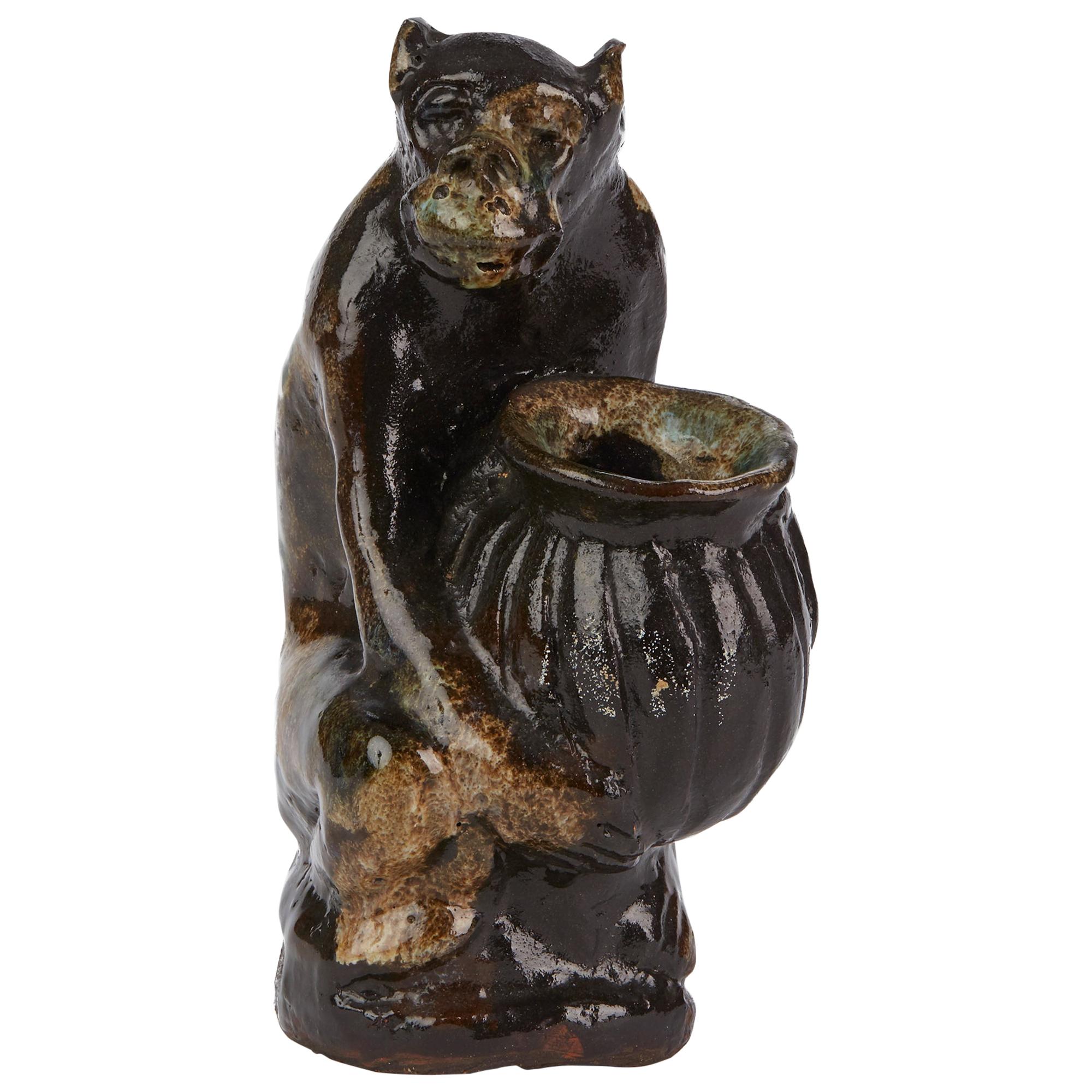 Scimmia in ceramica artistica smaltata di qualità insolita che regge un vaso, 20° secolo