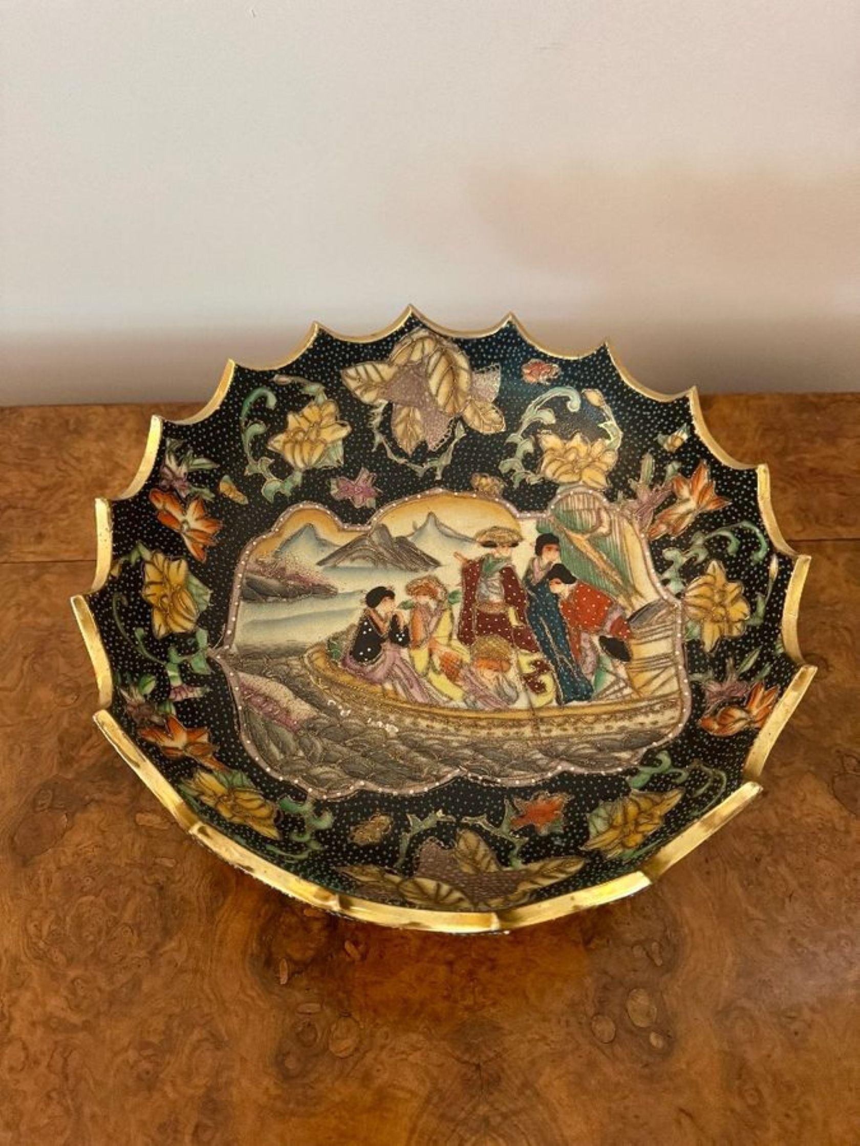 Émaillé Grand bol japonais ancien à piédestal Satsuma de qualité inhabituelle en vente