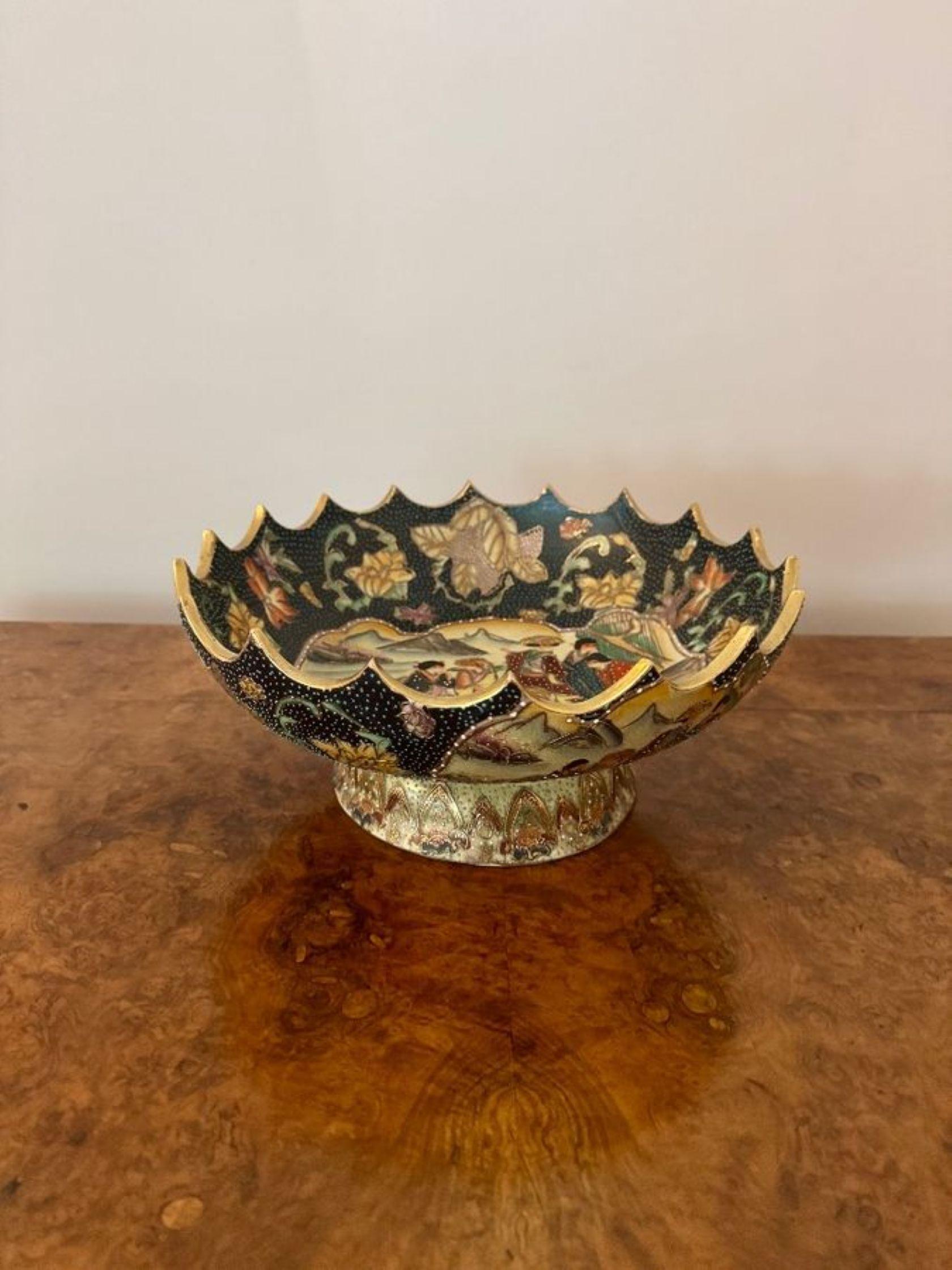 Céramique Grand bol japonais ancien à piédestal Satsuma de qualité inhabituelle en vente