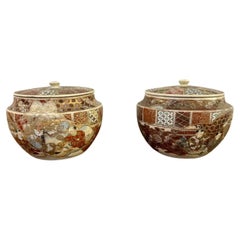 Paire de jarres japonaises anciennes à couvercle Satsuma d'une qualité exceptionnelle
