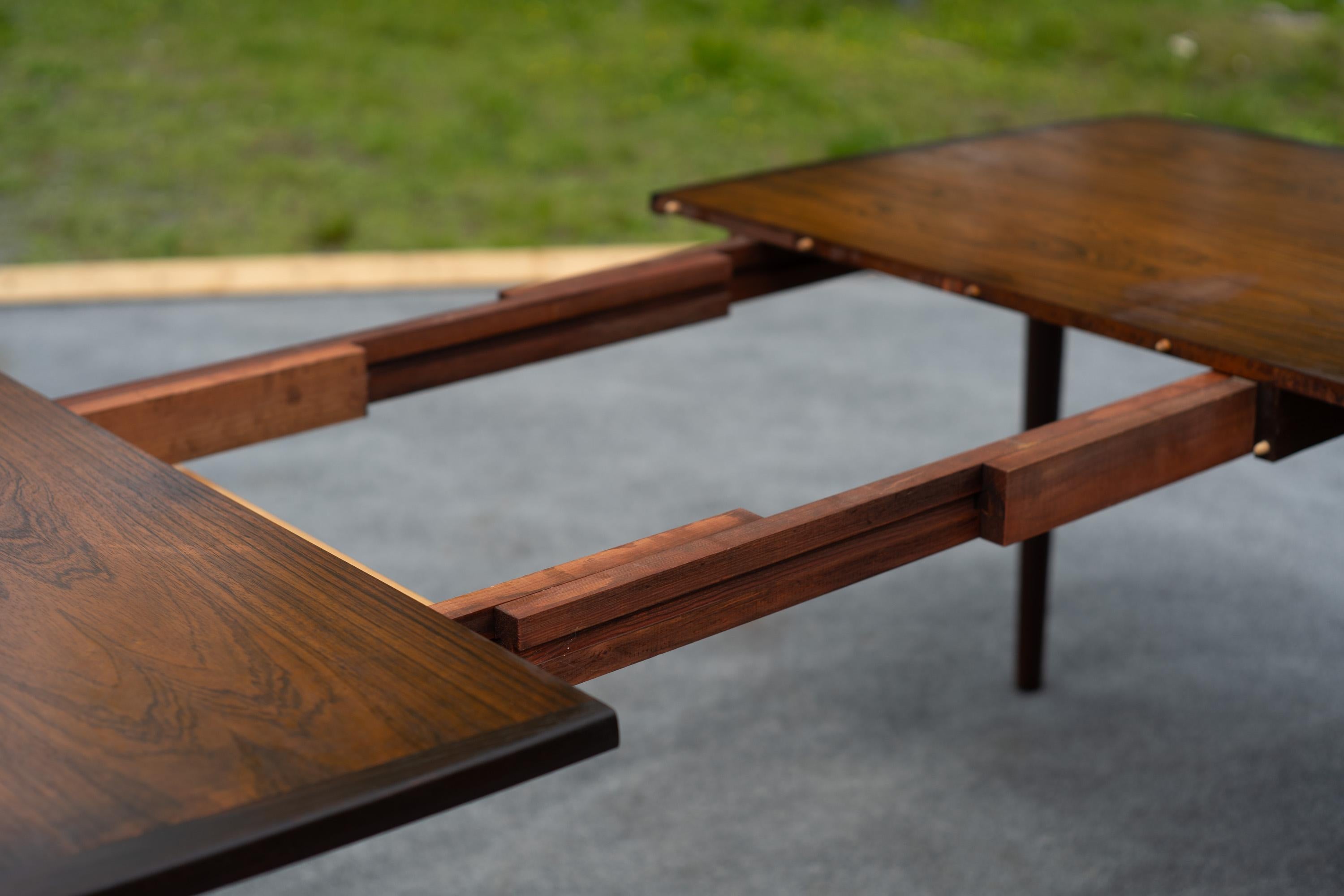Inusual mesa de comedor de palisandro Rastad & Relling para Gustav Modelo R3 con 2 hojas en venta 2
