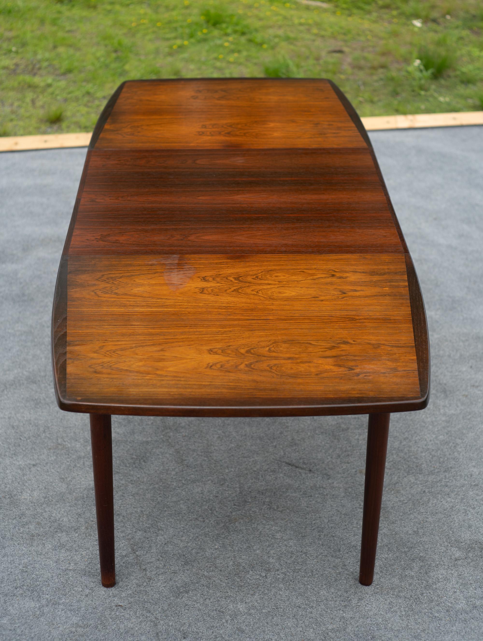Inusual mesa de comedor de palisandro Rastad & Relling para Gustav Modelo R3 con 2 hojas Transformado en venta