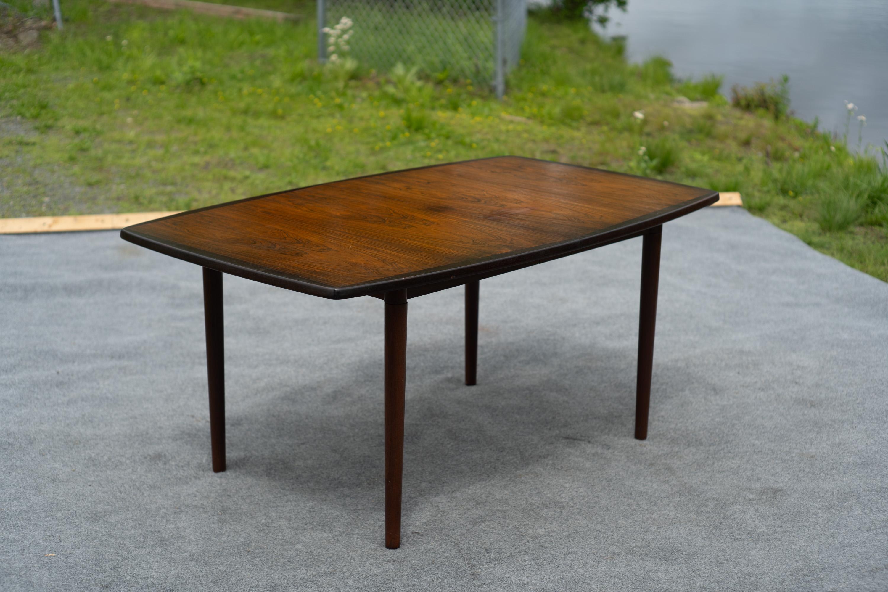 Inusual mesa de comedor de palisandro Rastad & Relling para Gustav Modelo R3 con 2 hojas en Bueno estado para la venta en Philadelphia, PA