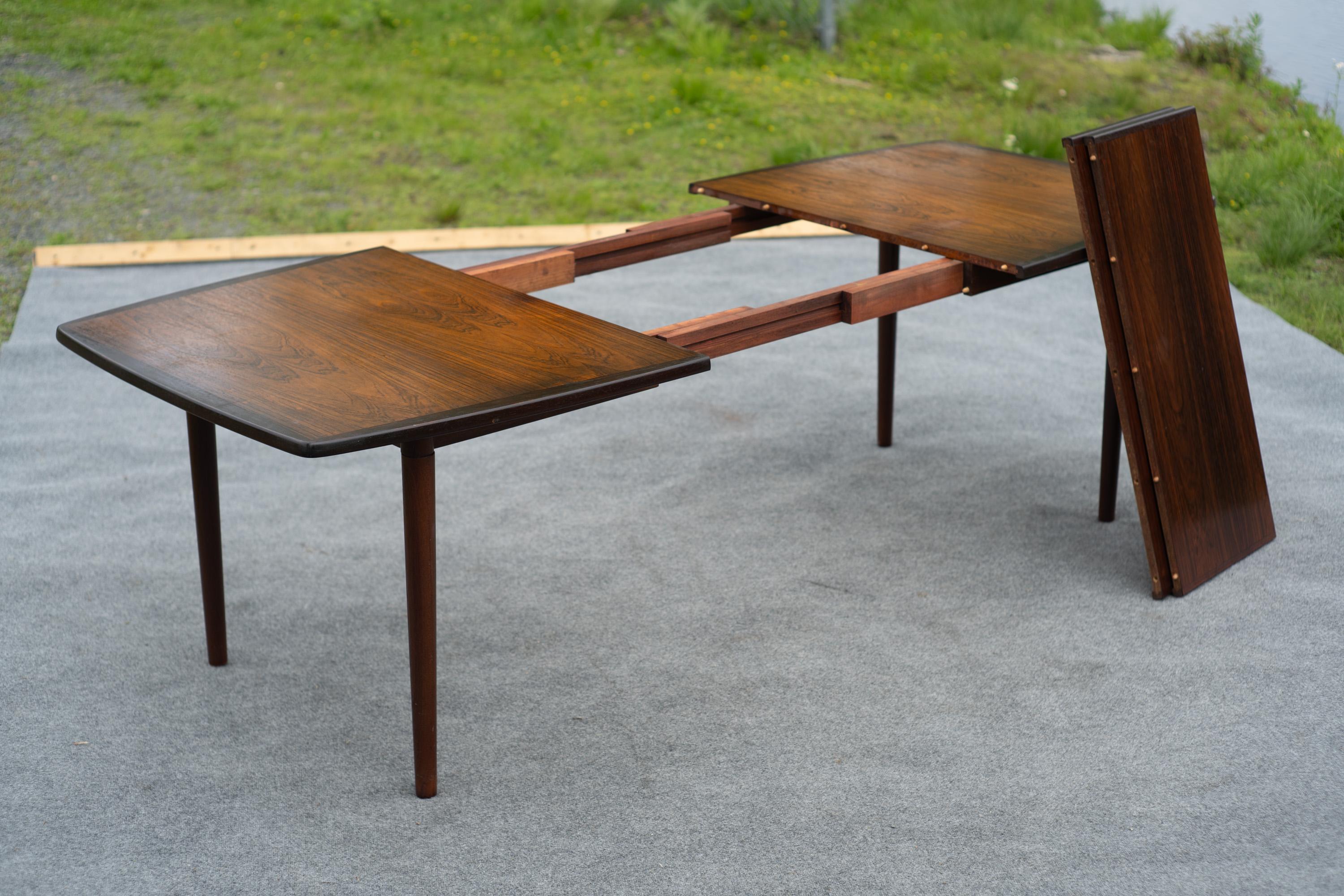 Inusual mesa de comedor de palisandro Rastad & Relling para Gustav Modelo R3 con 2 hojas mediados del siglo XX en venta
