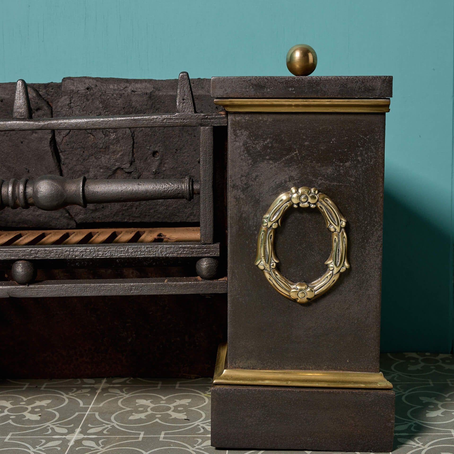 Anglais Grille de poêle Regency inhabituelle avec détails en laiton moulé en vente