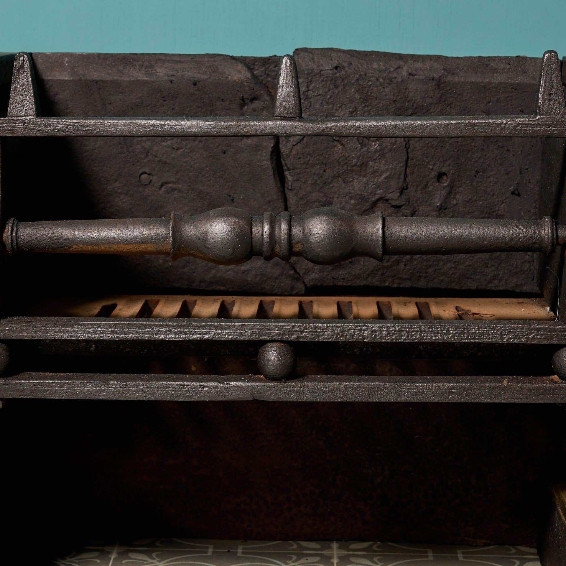 Moulage Grille de poêle Regency inhabituelle avec détails en laiton moulé en vente