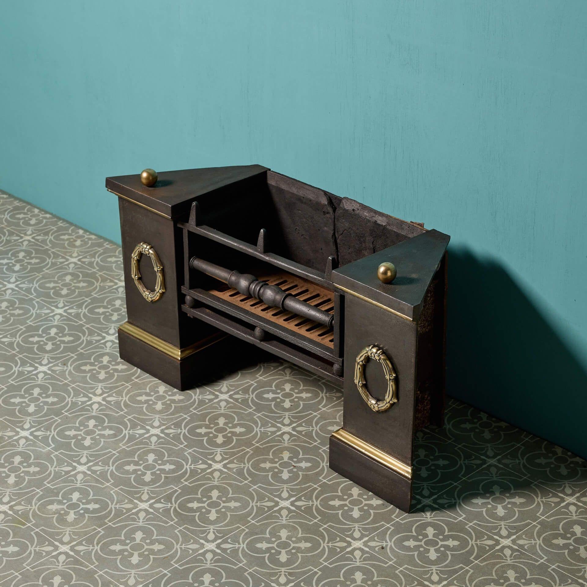 Grille de poêle Regency inhabituelle avec détails en laiton moulé État moyen - En vente à Wormelow, Herefordshire