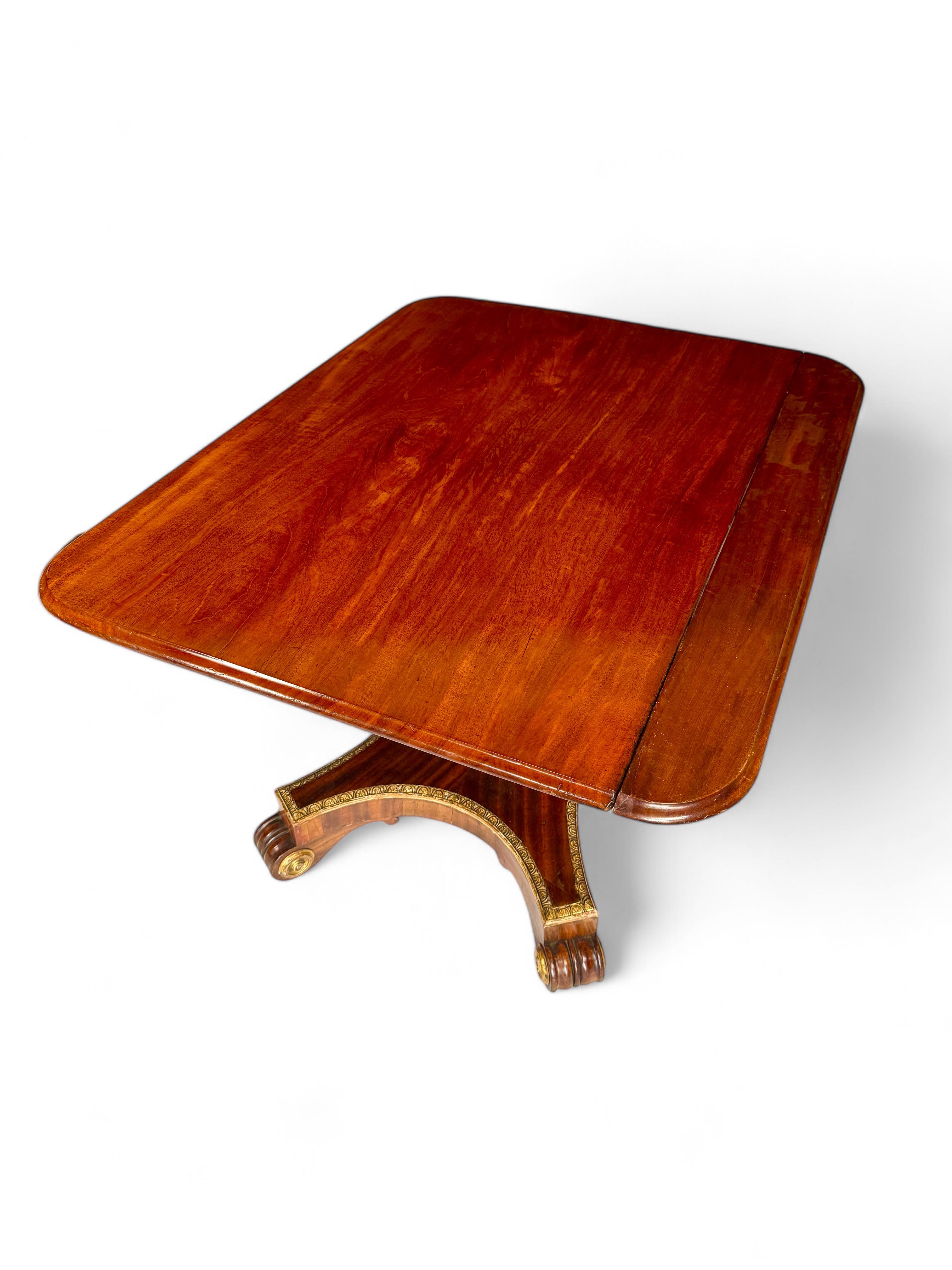 Unusual Regency twin pedestal mahogany and parcel gilt dining table In Good Condition In Henley-on-Thames, Oxfordshire