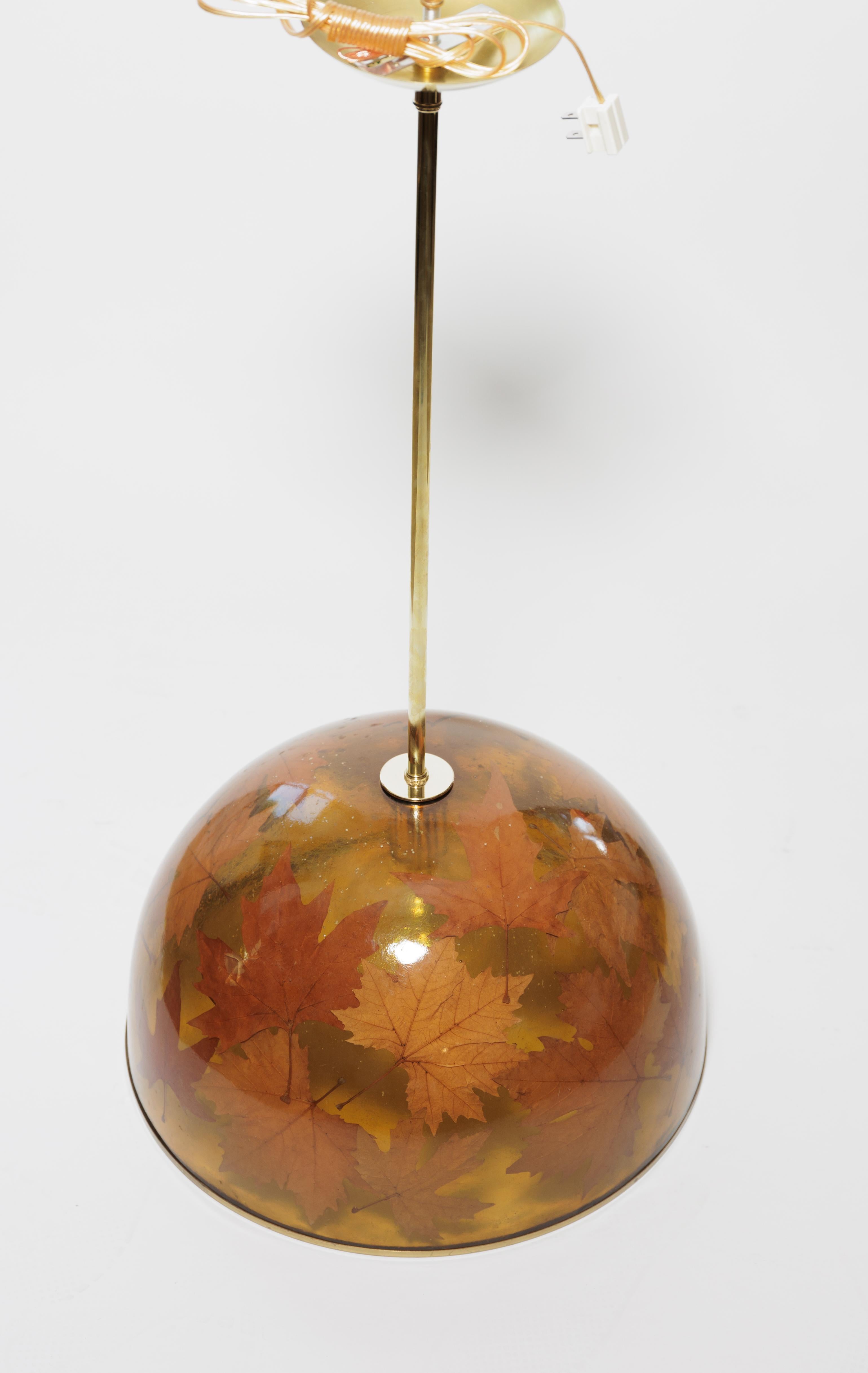 Mid-Century Modern Pendentif en résine inhabituel entourant des éléments naturels (feuilles d'érable) avec détails en laiton en vente
