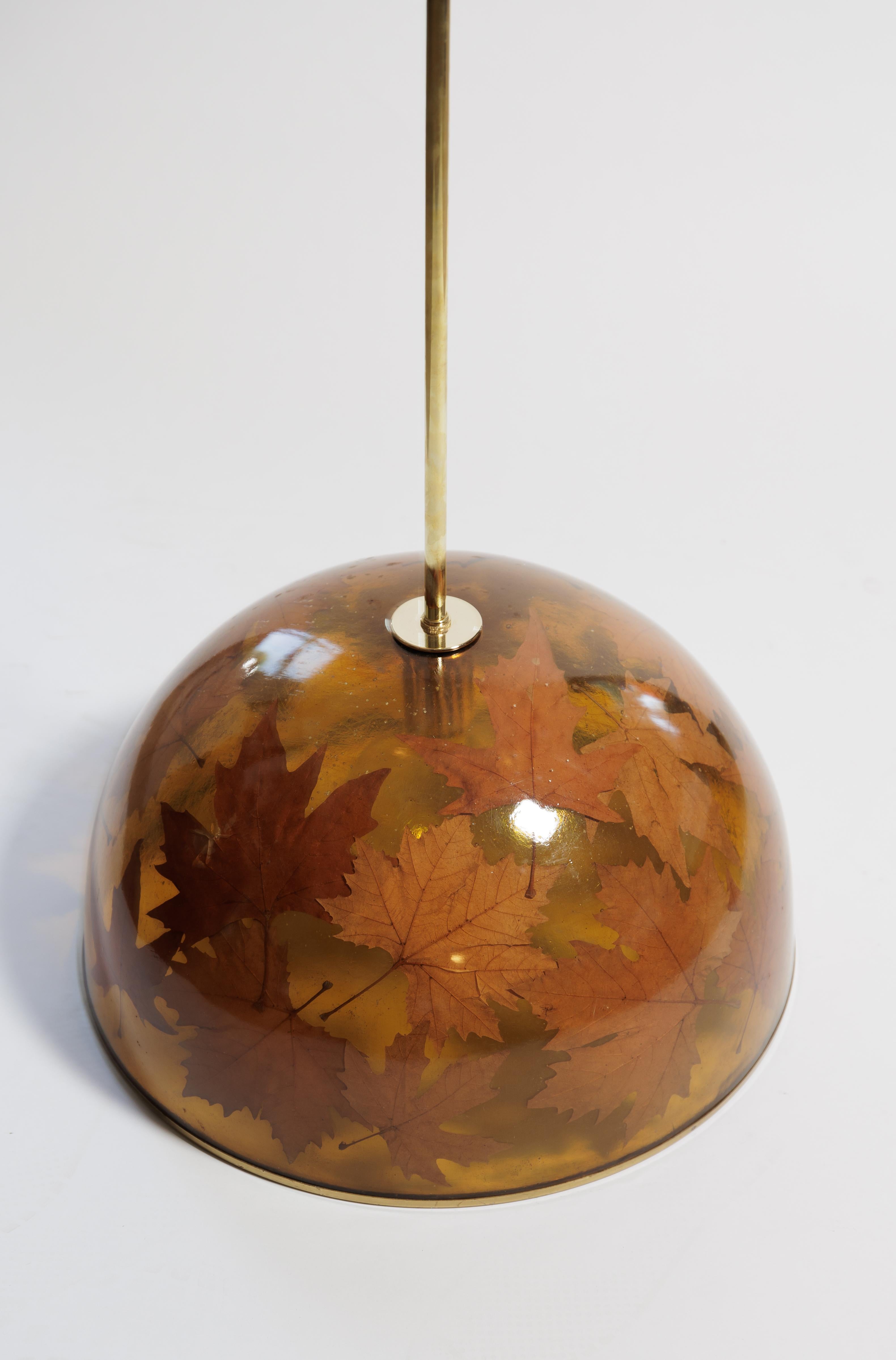 Pendentif en résine inhabituel entourant des éléments naturels (feuilles d'érable) avec détails en laiton Bon état - En vente à Bridgehampton, NY