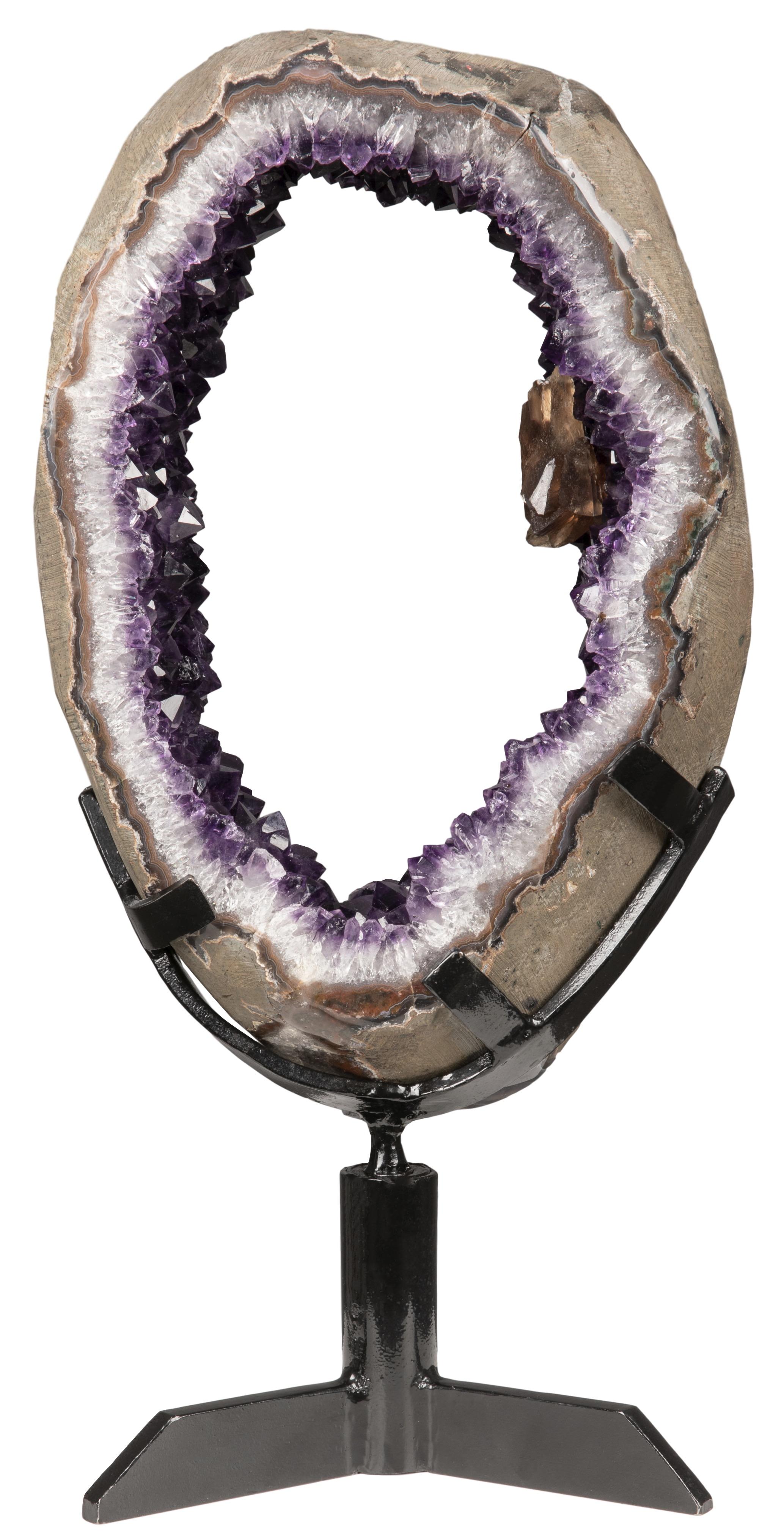 Insolita fetta di geode rotante con picchi di ametista e calcite su supporto metallico In condizioni buone in vendita a London, GB