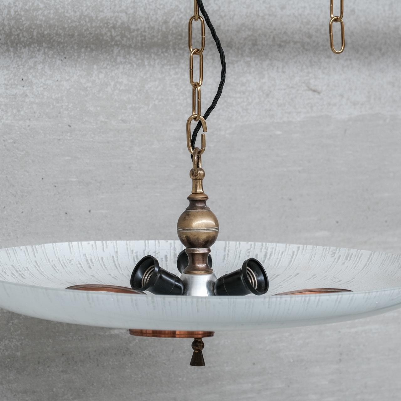 Lámpara colgante inusual de latón y cristal.

Obtenido en Holanda, c1970s.

Estilo futurista, tres lentes prismáticas insertadas en un plato de cristal invertido.

No se proporciona cadena ni rosa, pero se pueden conseguir fácilmente en