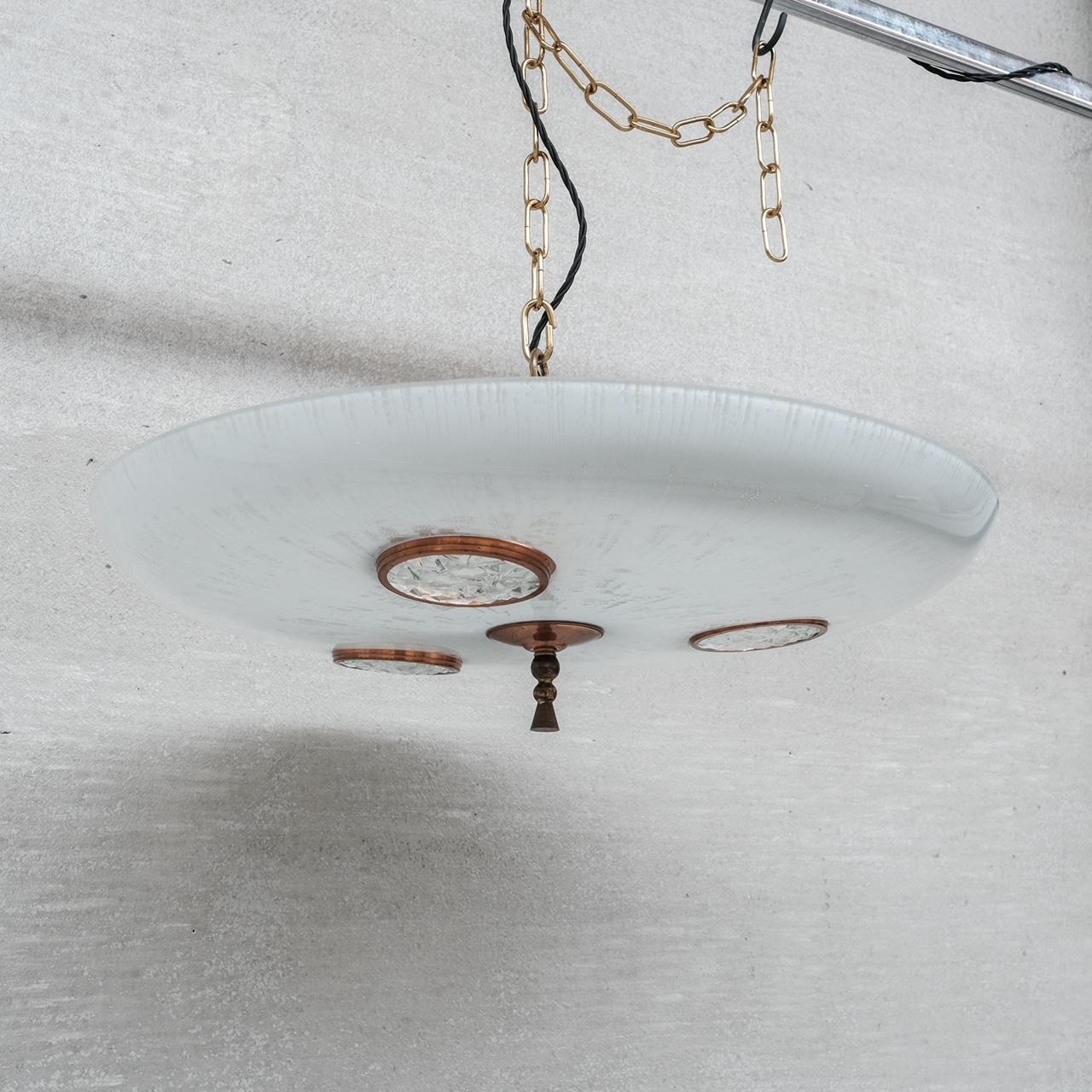 Lámpara colgante inusual de estilo platillo de mediados de siglo (2 disponibles) en venta 1