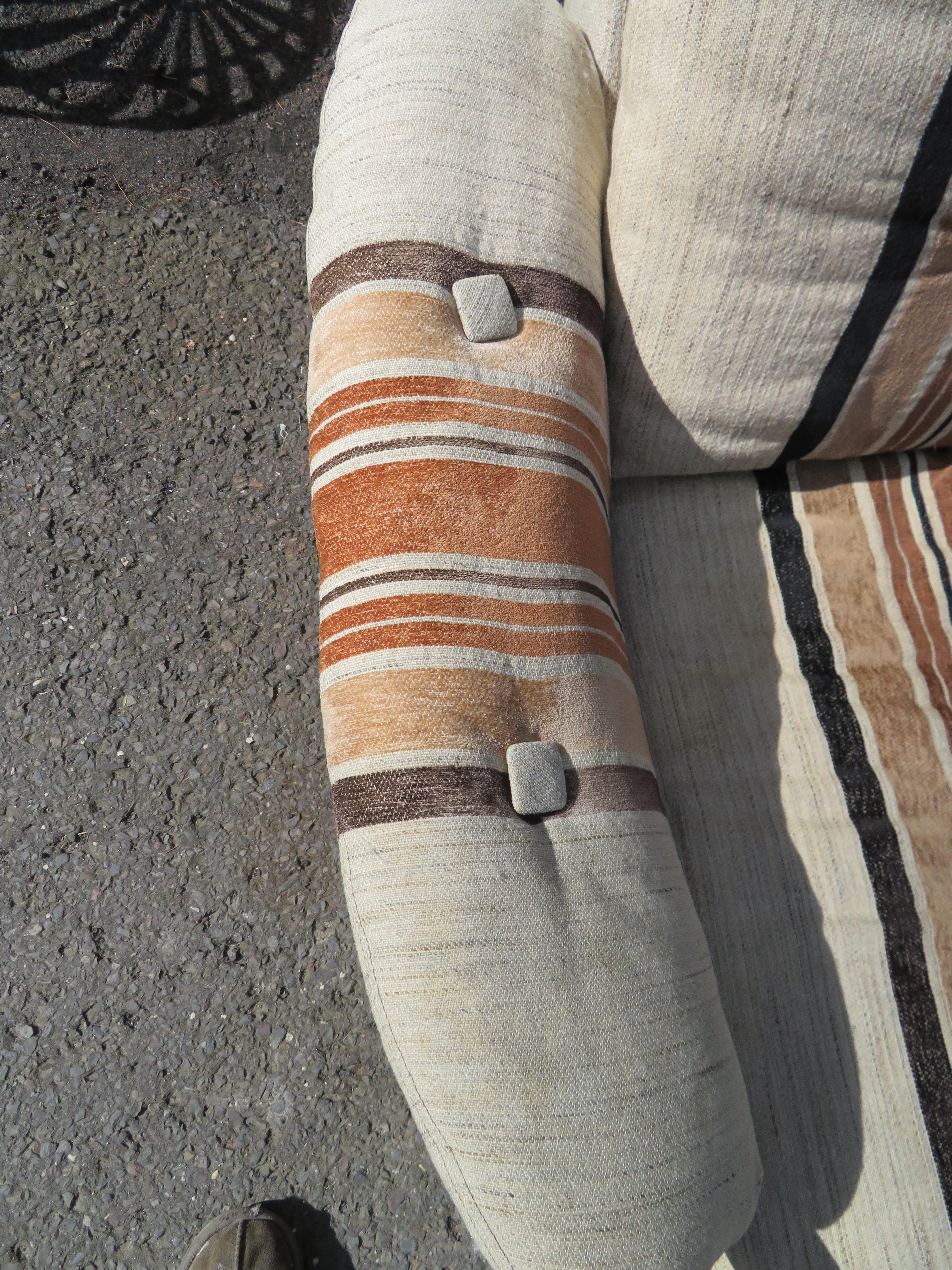 Tissu d'ameublement Insolite canapé scandinave design en teck courbé mi-siècle moderne en vente