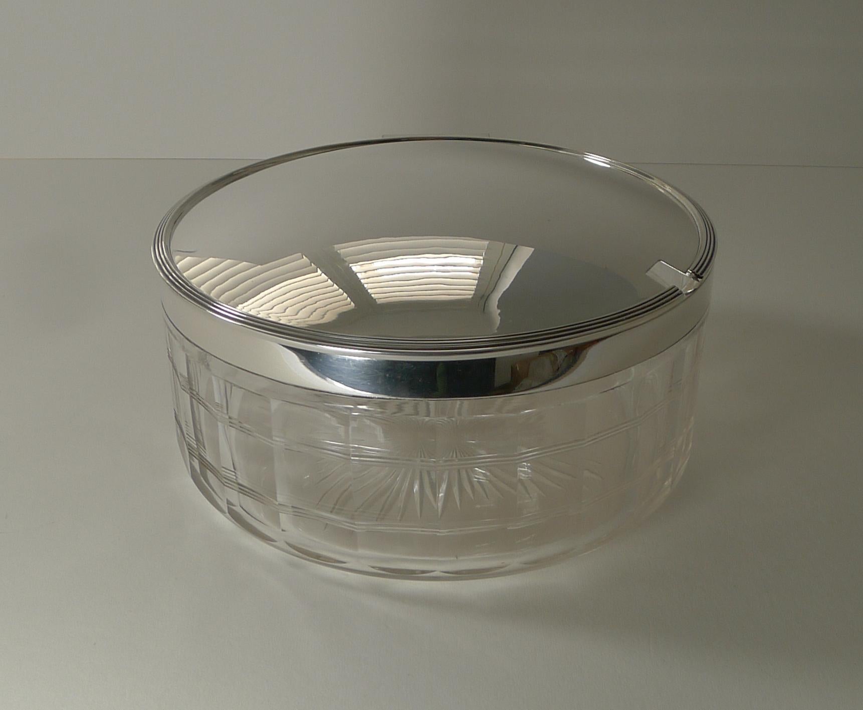 Inusual fuente escocesa de cristal tallado y plata con tapa c.1920 en venta 3