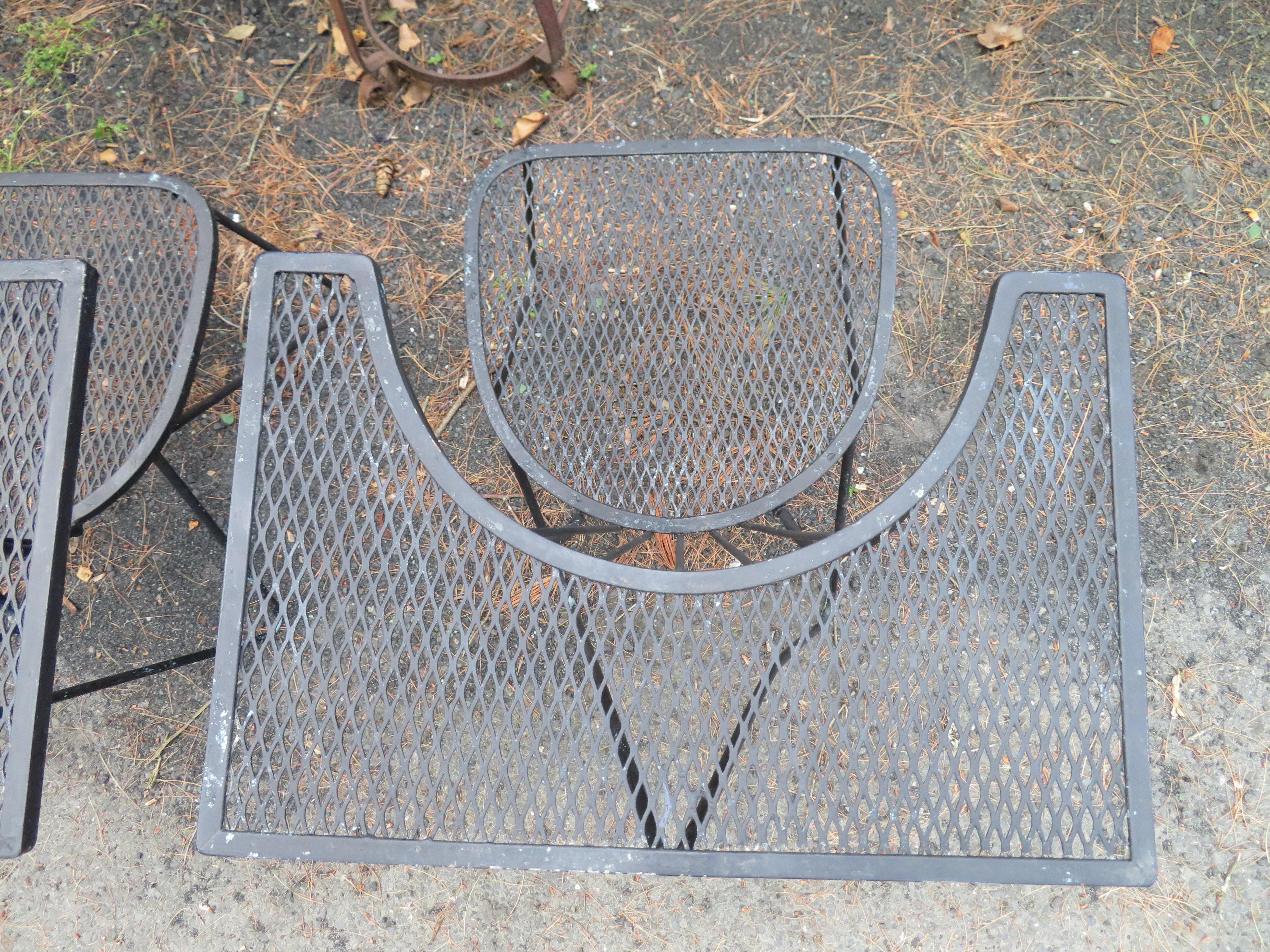 Ensemble inhabituel de 4 chaises de patio géométriques Salterini Mid-Century Modern Bon état - En vente à Pemberton, NJ