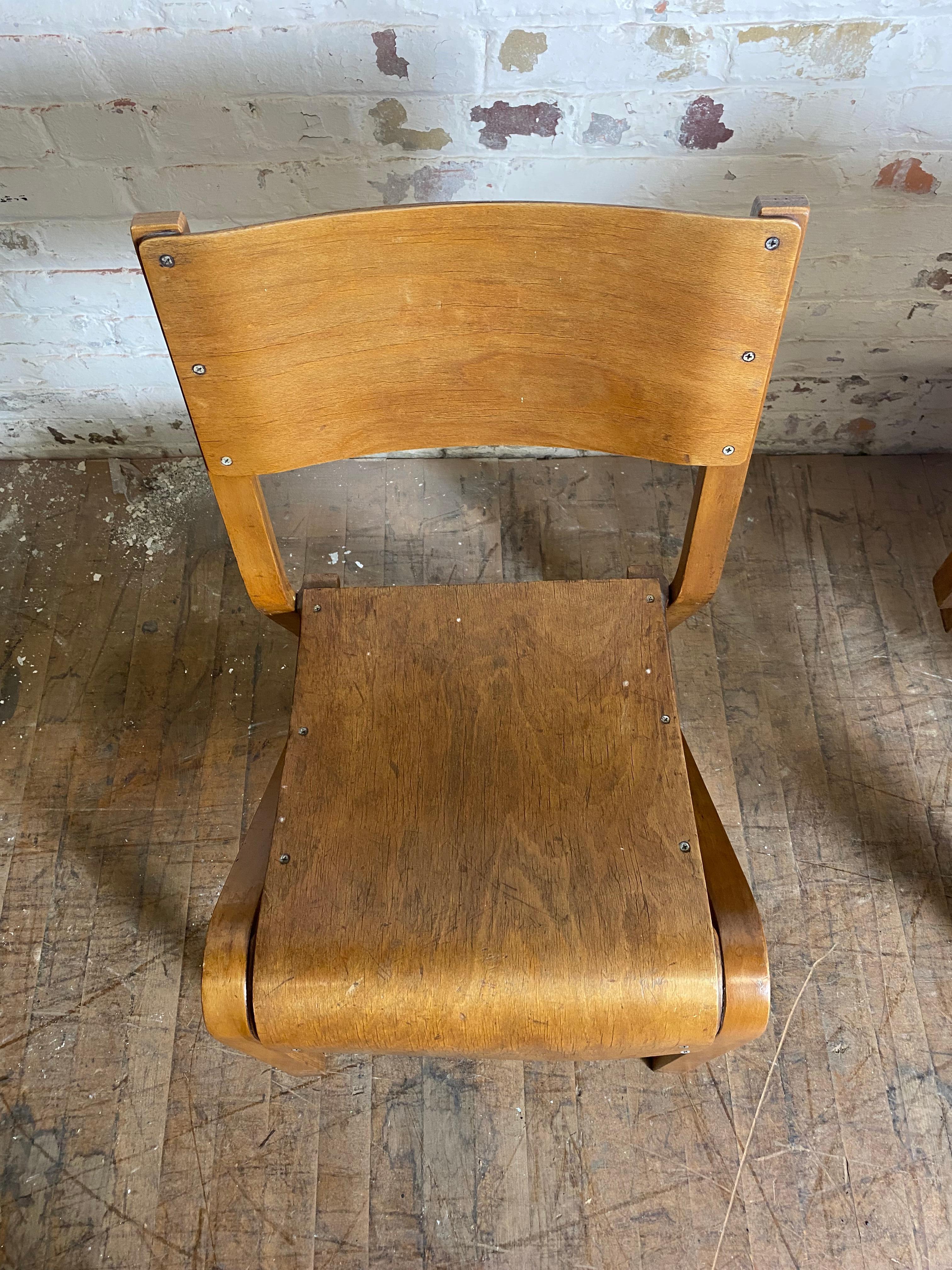 Ensemble inhabituel de 6 chaises empilables en contreplaqué cintré du Bauhaus moderniste industriel en vente 3
