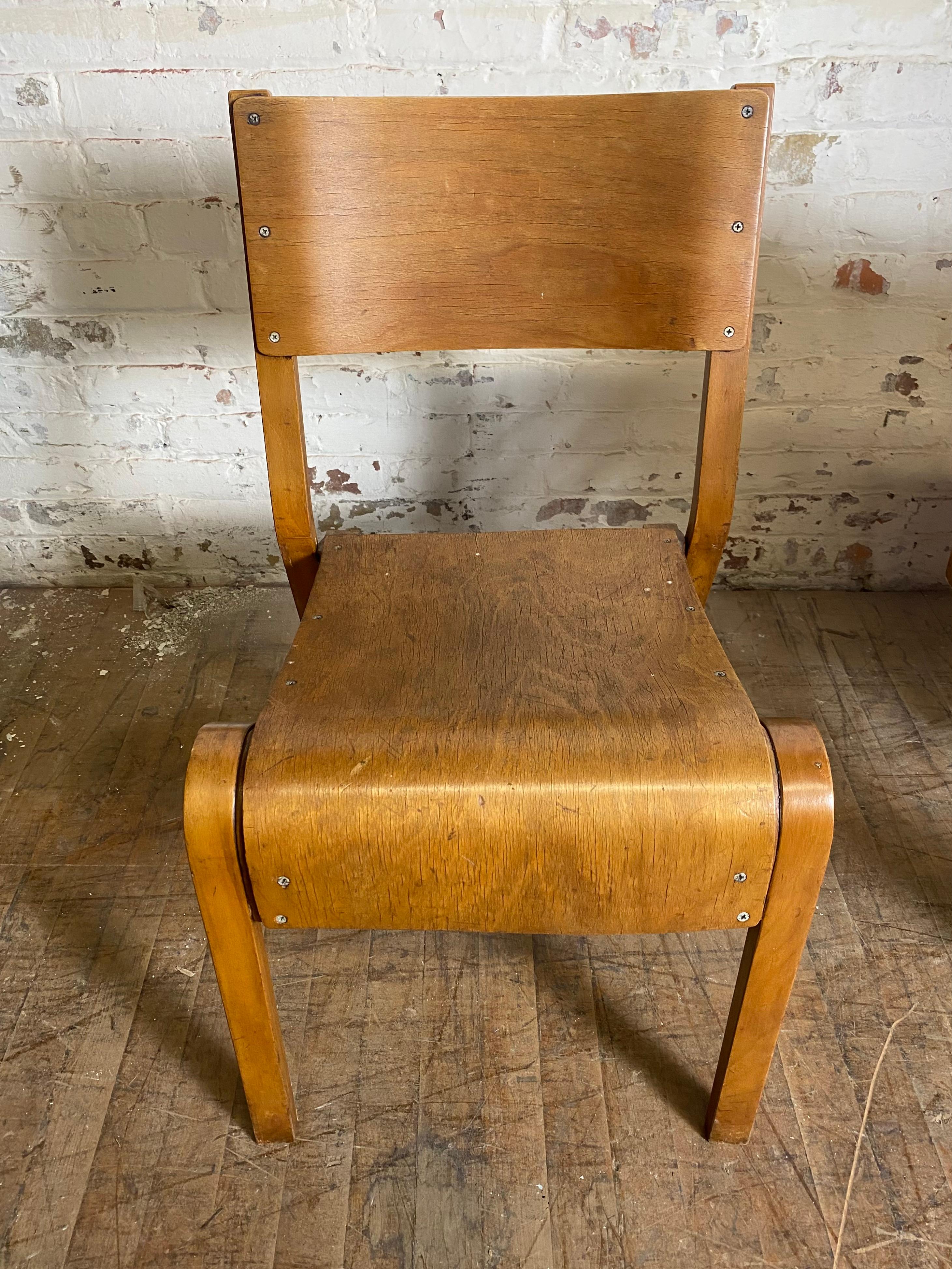 Ensemble inhabituel de 6 chaises empilables en contreplaqué cintré du Bauhaus moderniste industriel en vente 4