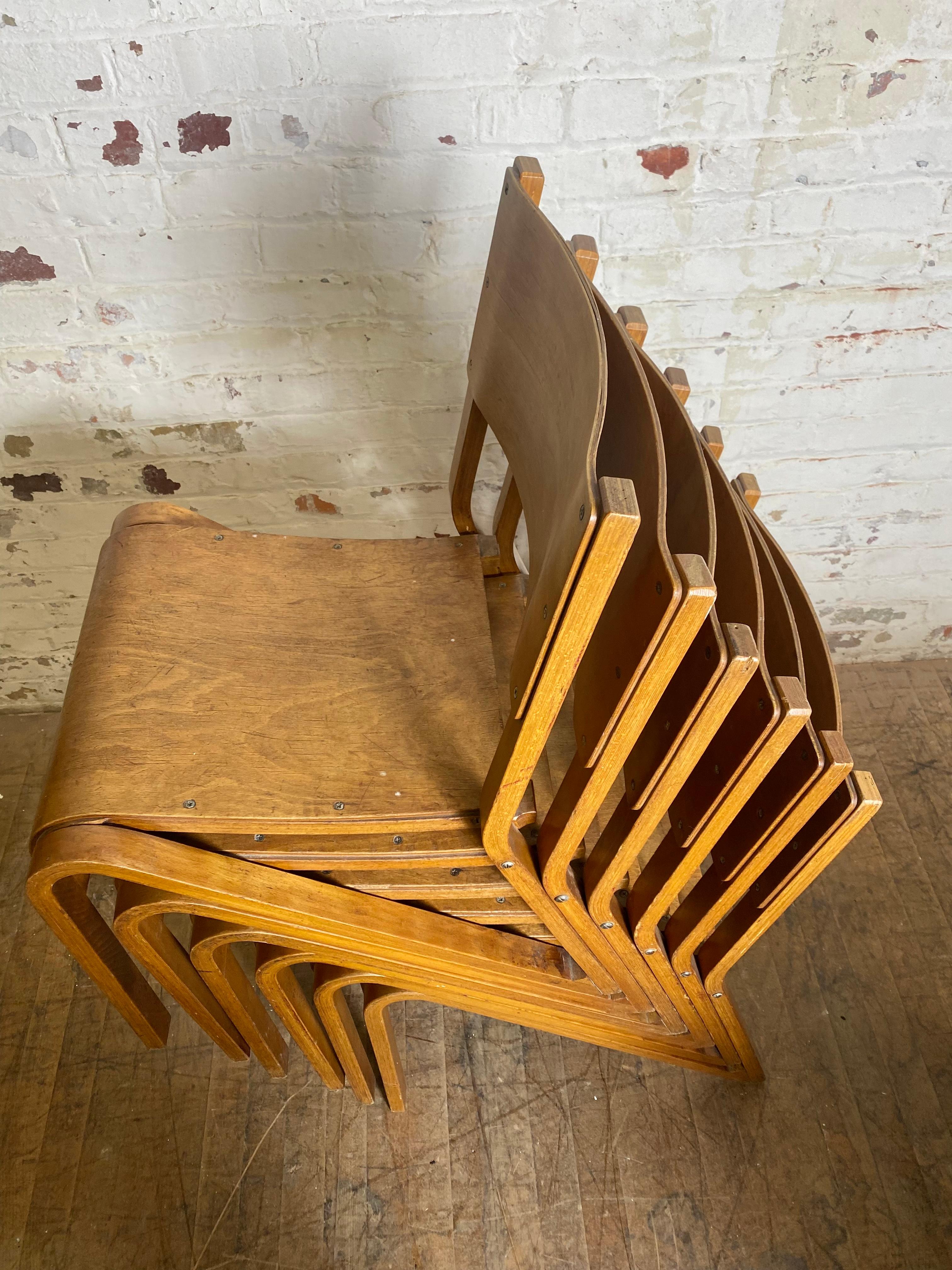Ensemble inhabituel de 6 chaises empilables en contreplaqué cintré du Bauhaus moderniste industriel en vente 5