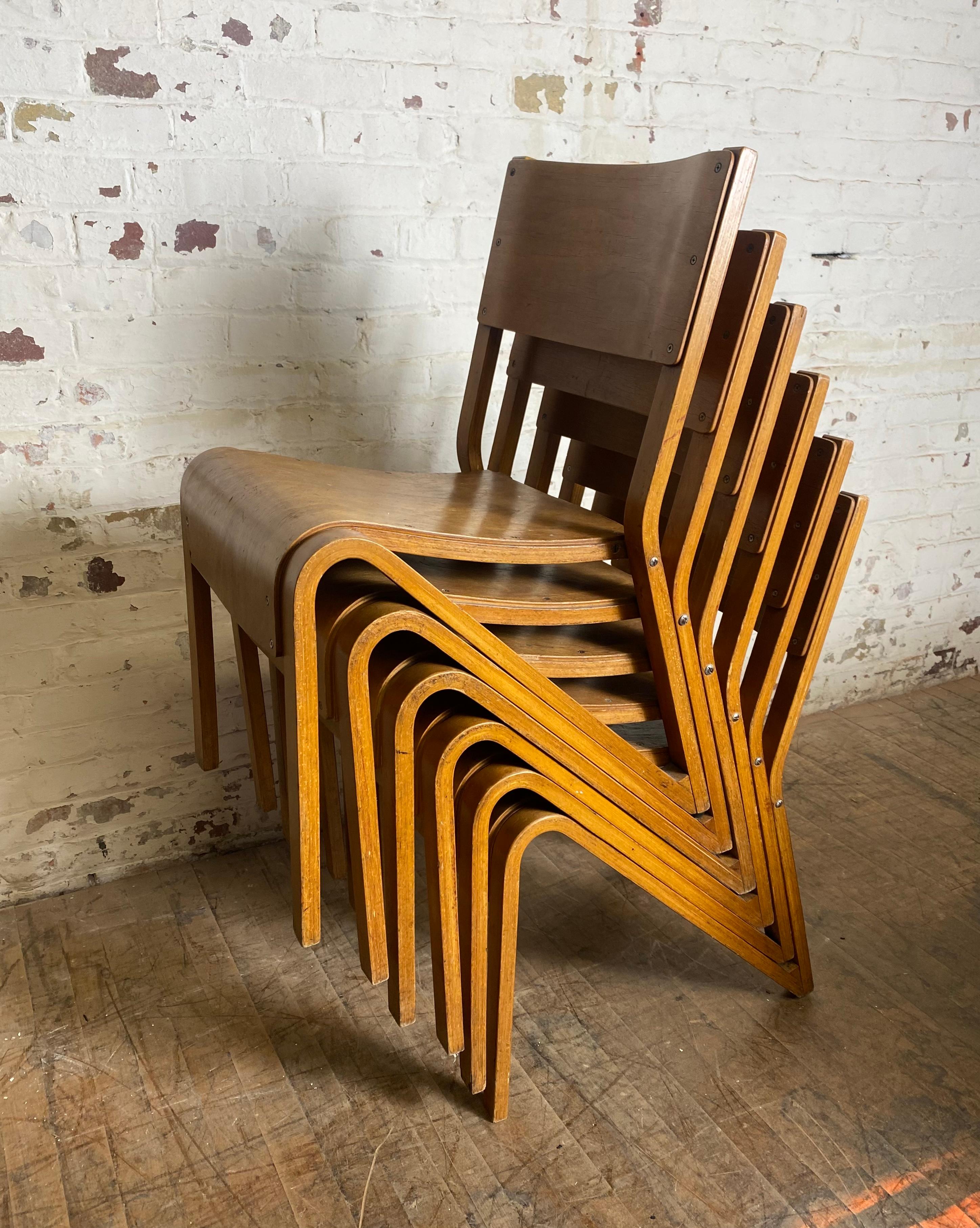 Ensemble inhabituel de 6 chaises empilables en contreplaqué cintré du Bauhaus moderniste industriel en vente 6