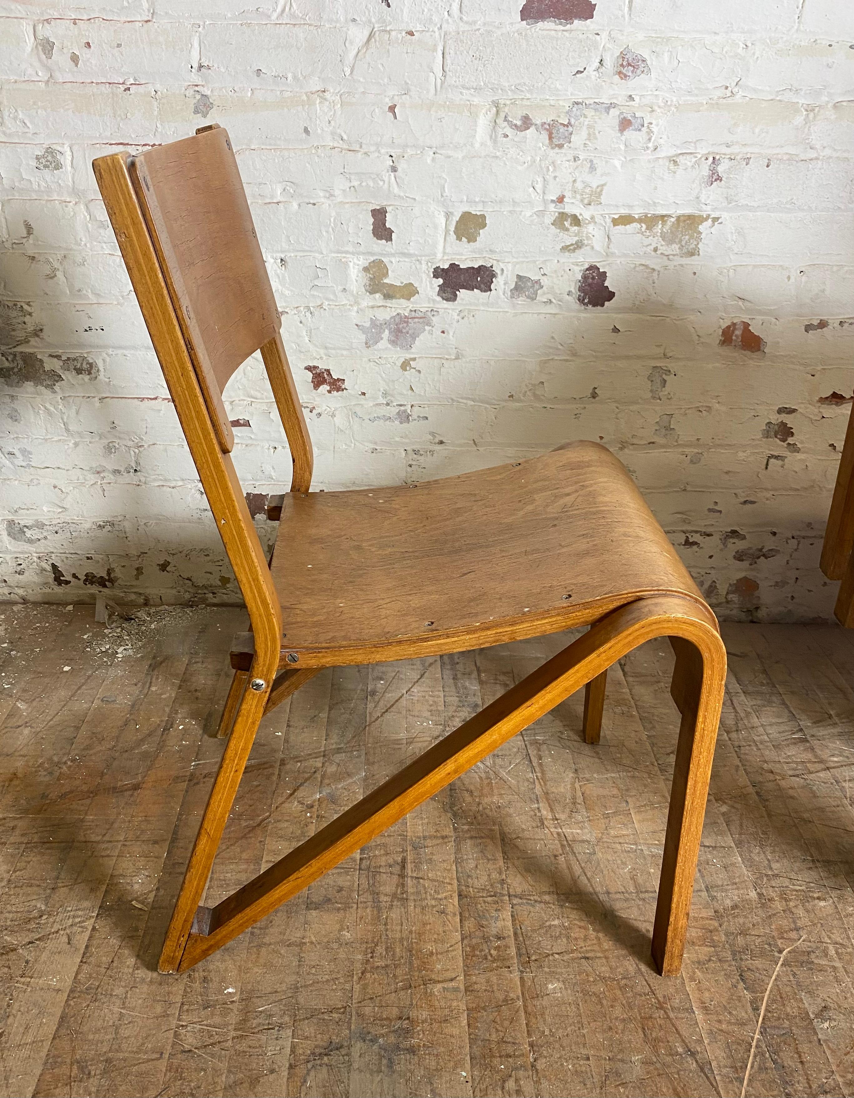 Ensemble inhabituel de 6 chaises empilables industrielles modernistes en contreplaqué courbé. Design/One. Influence du Bauhaus. Extrêmement confortable.