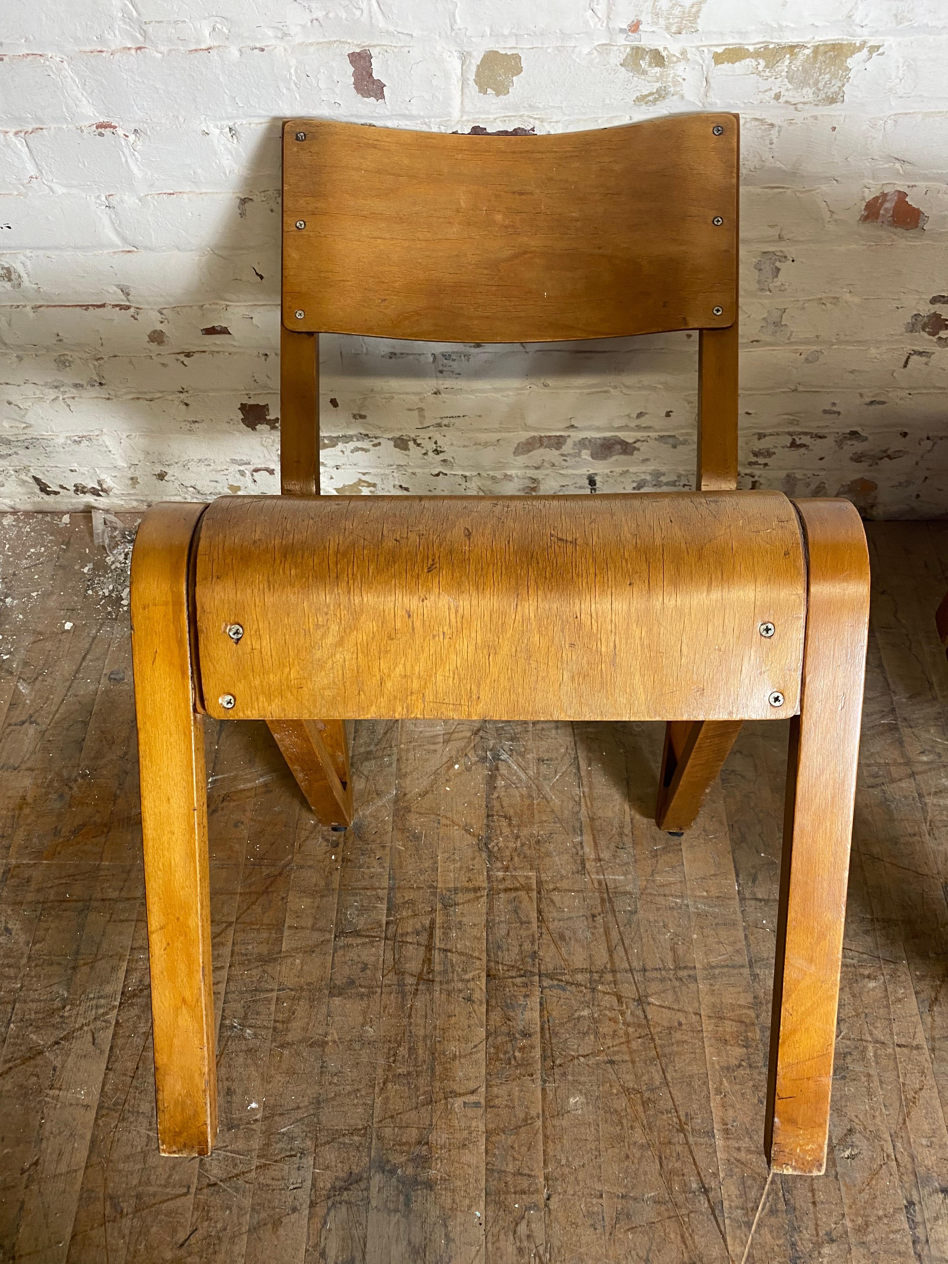 Ensemble inhabituel de 6 chaises empilables en contreplaqué cintré du Bauhaus moderniste industriel Bon état - En vente à Buffalo, NY