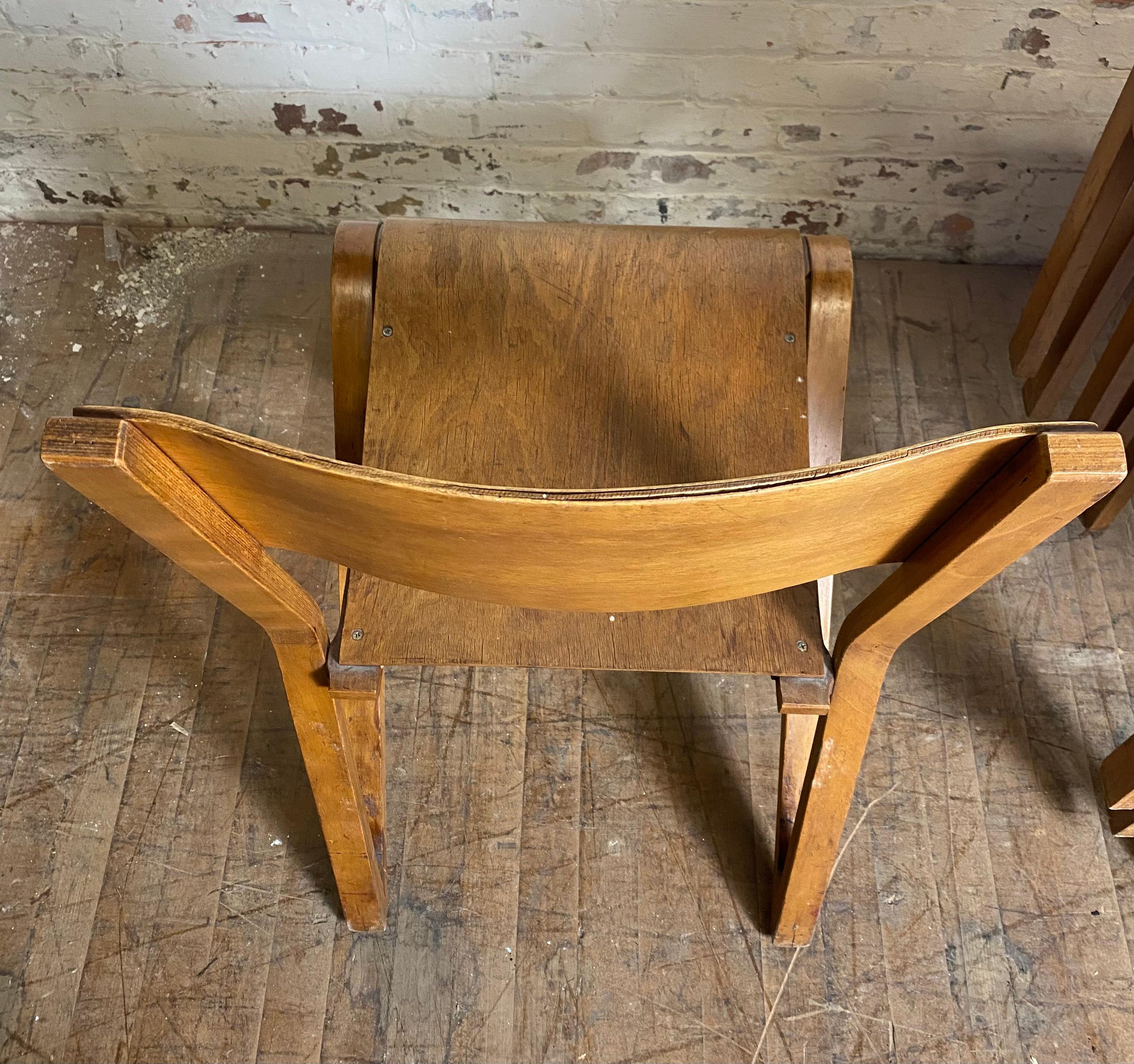 Milieu du XXe siècle Ensemble inhabituel de 6 chaises empilables en contreplaqué cintré du Bauhaus moderniste industriel en vente