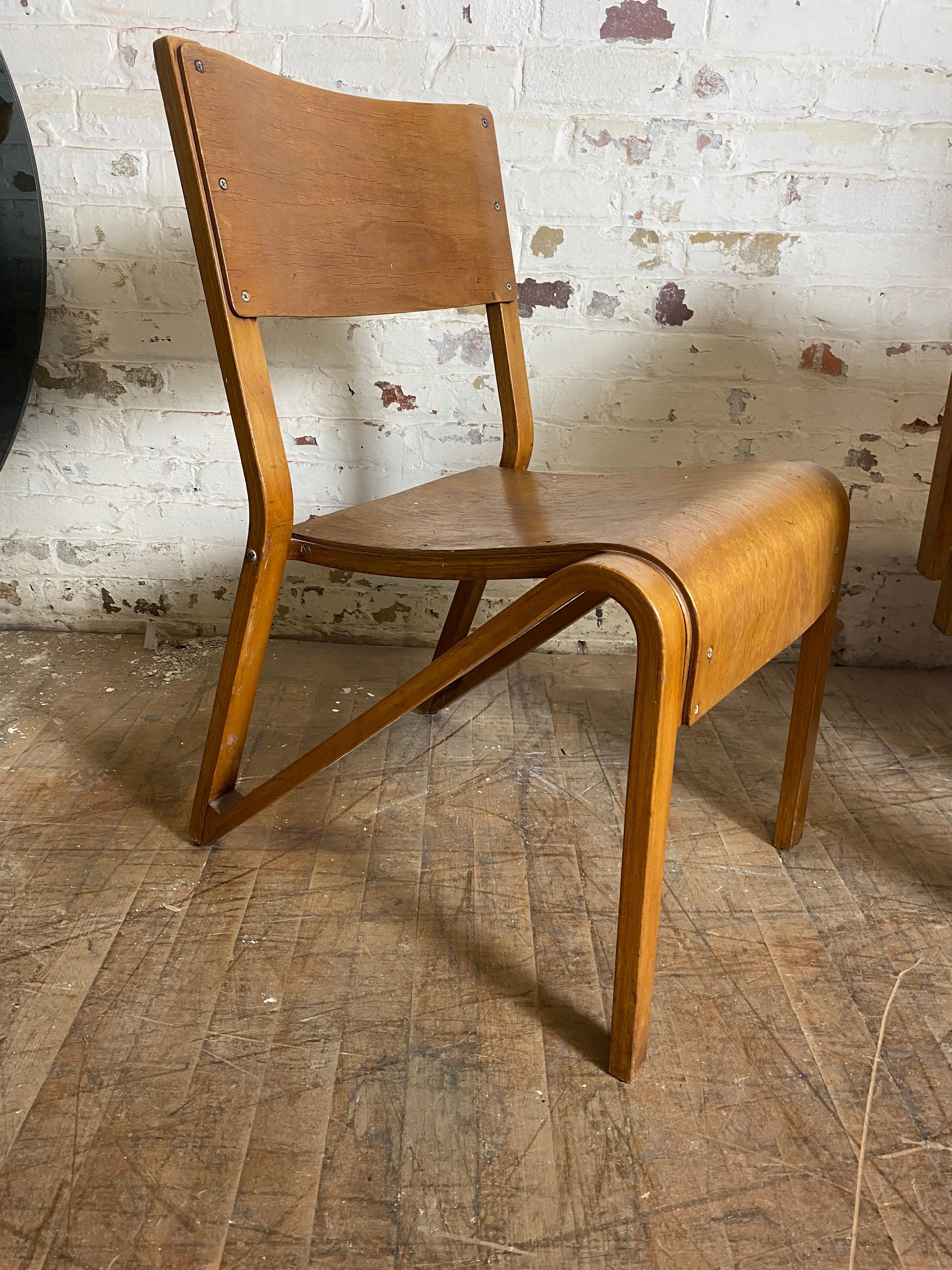 Ensemble inhabituel de 6 chaises empilables en contreplaqué cintré du Bauhaus moderniste industriel en vente 2