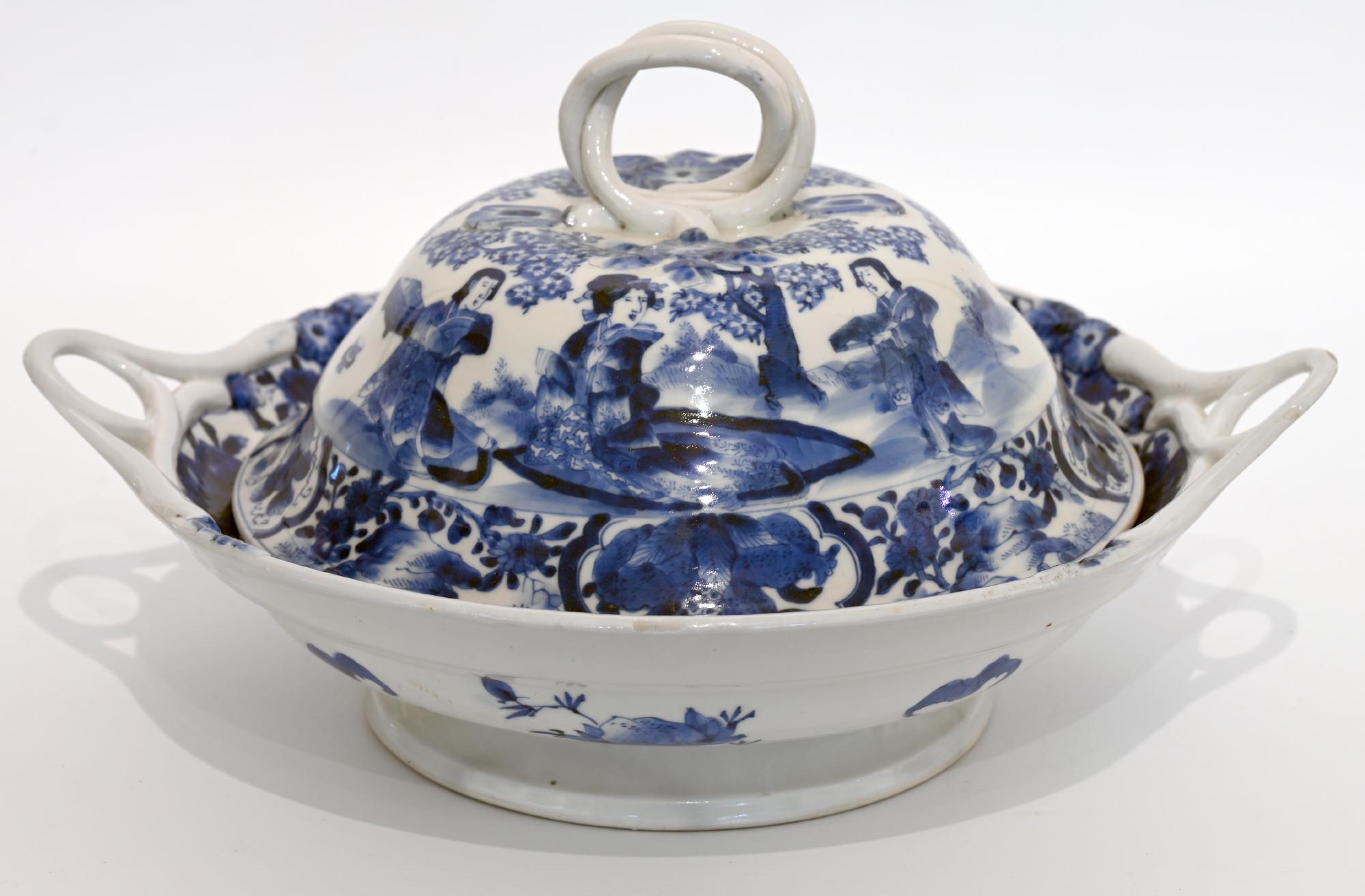 Ein ungewöhnlicher und sehr dekorativer Satz von 19 Tellern, Platten und Deckeltellern in Blau und Weiß;
China, 18. Jahrhundert
Kann sehr gut mit weißem Porzellan kombiniert werden, wie auf einem Foto zum Beispiel mit weißen Tellern von Meissen