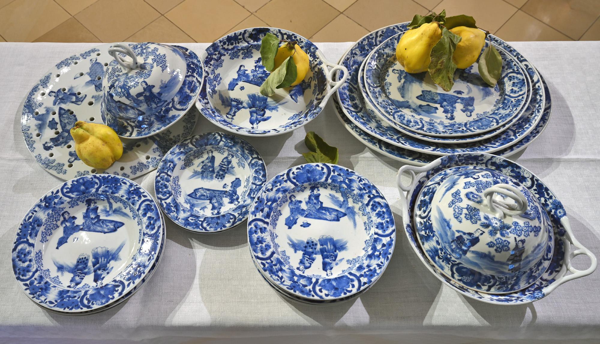 Ungewöhnliches Set aus blauen und weißen Tellern, Tellern und Deckeln aus dem 18. Jahrhundert (Porzellan) im Angebot