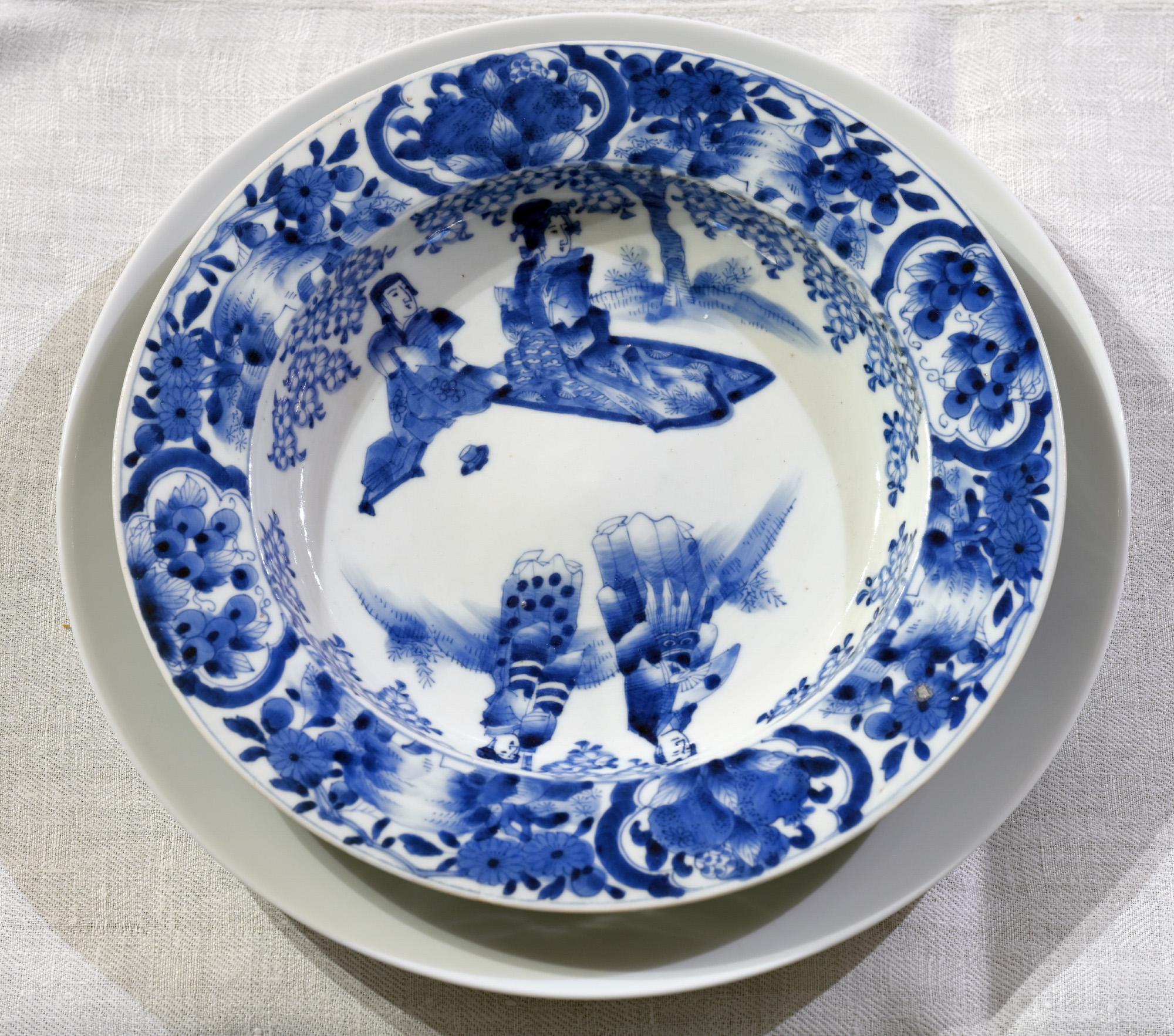 Ungewöhnliches Set aus blauen und weißen Tellern, Tellern und Deckeln aus dem 18. Jahrhundert im Angebot 1
