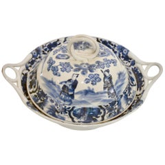 Ungewöhnliches Set aus blauen und weißen Tellern, Tellern und Deckeln aus dem 18. Jahrhundert
