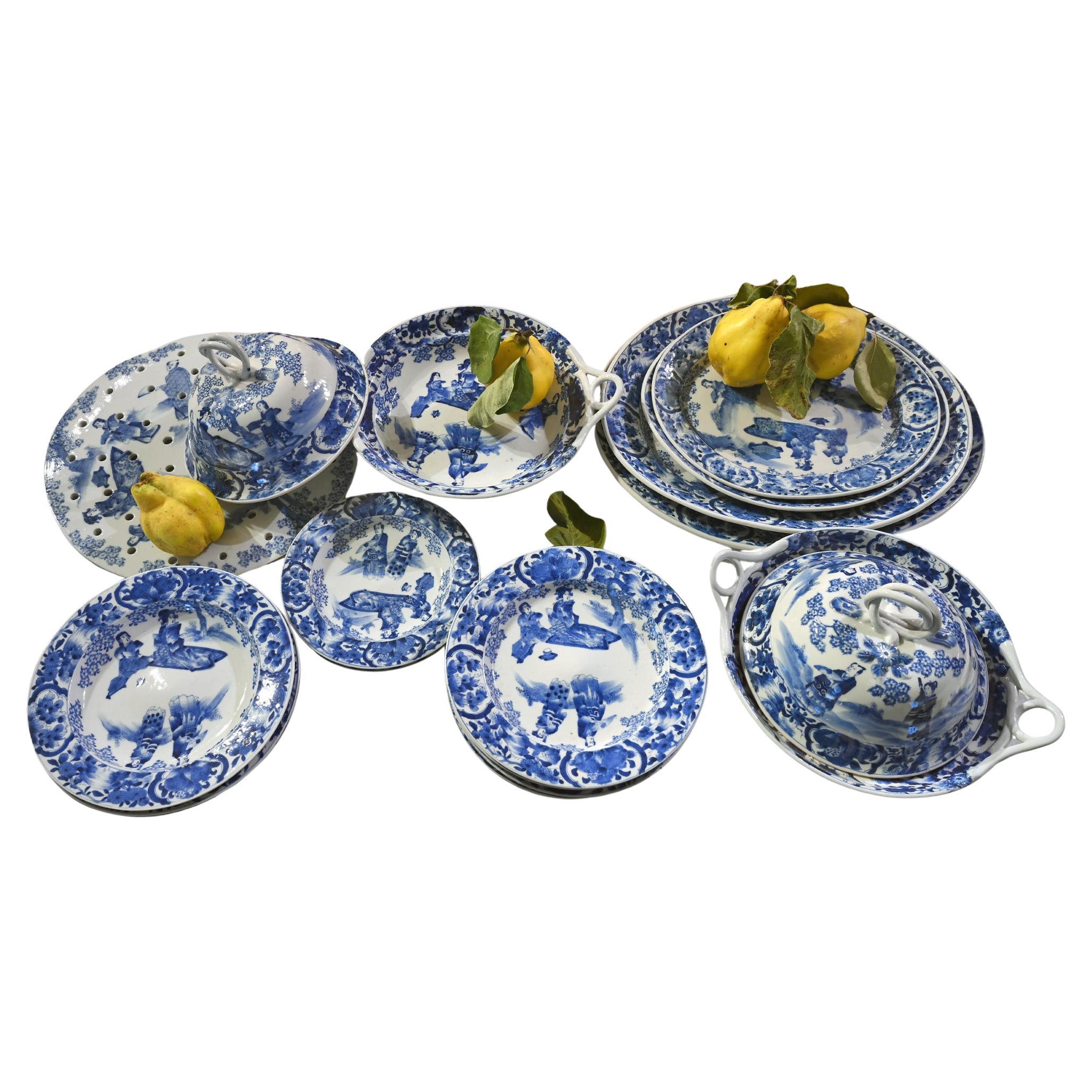 Insolito set di piatti blu e bianchi del XVIII secolo, piattini e piatti con coperchio in vendita