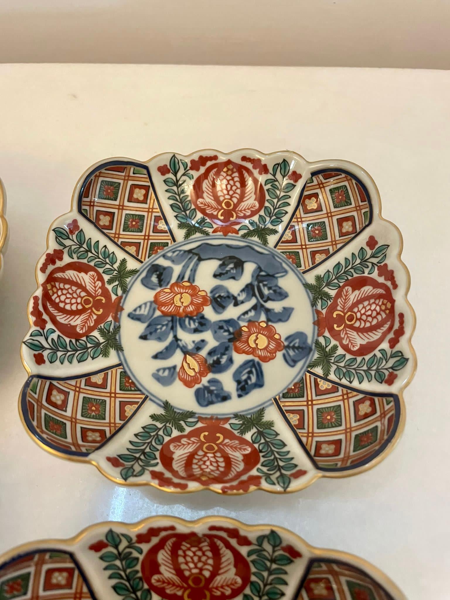Unusual Set of 4 Small Antique Japanese Quality Imari Dishes For Sale 7